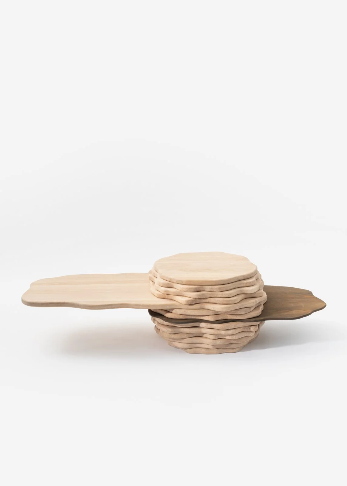Plateau en bois avec des assiettes en bois empilées, modèle artistique