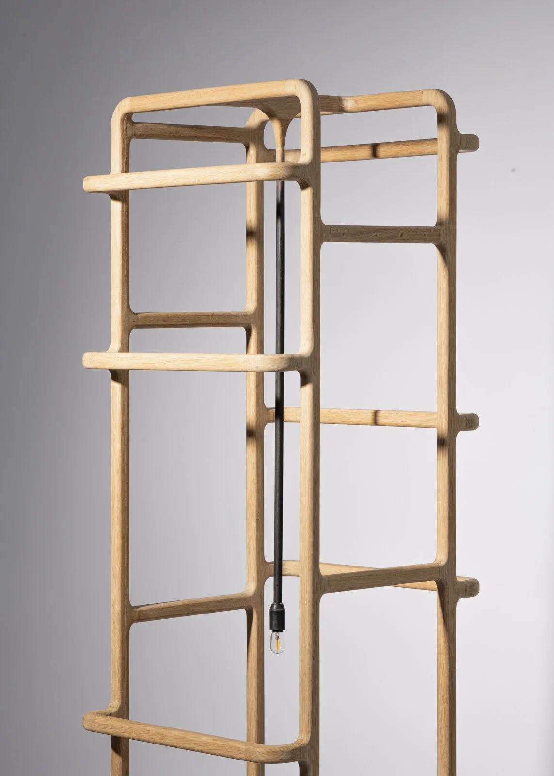 Étagère en bois avec une lampe suspendue à l'intérieur.