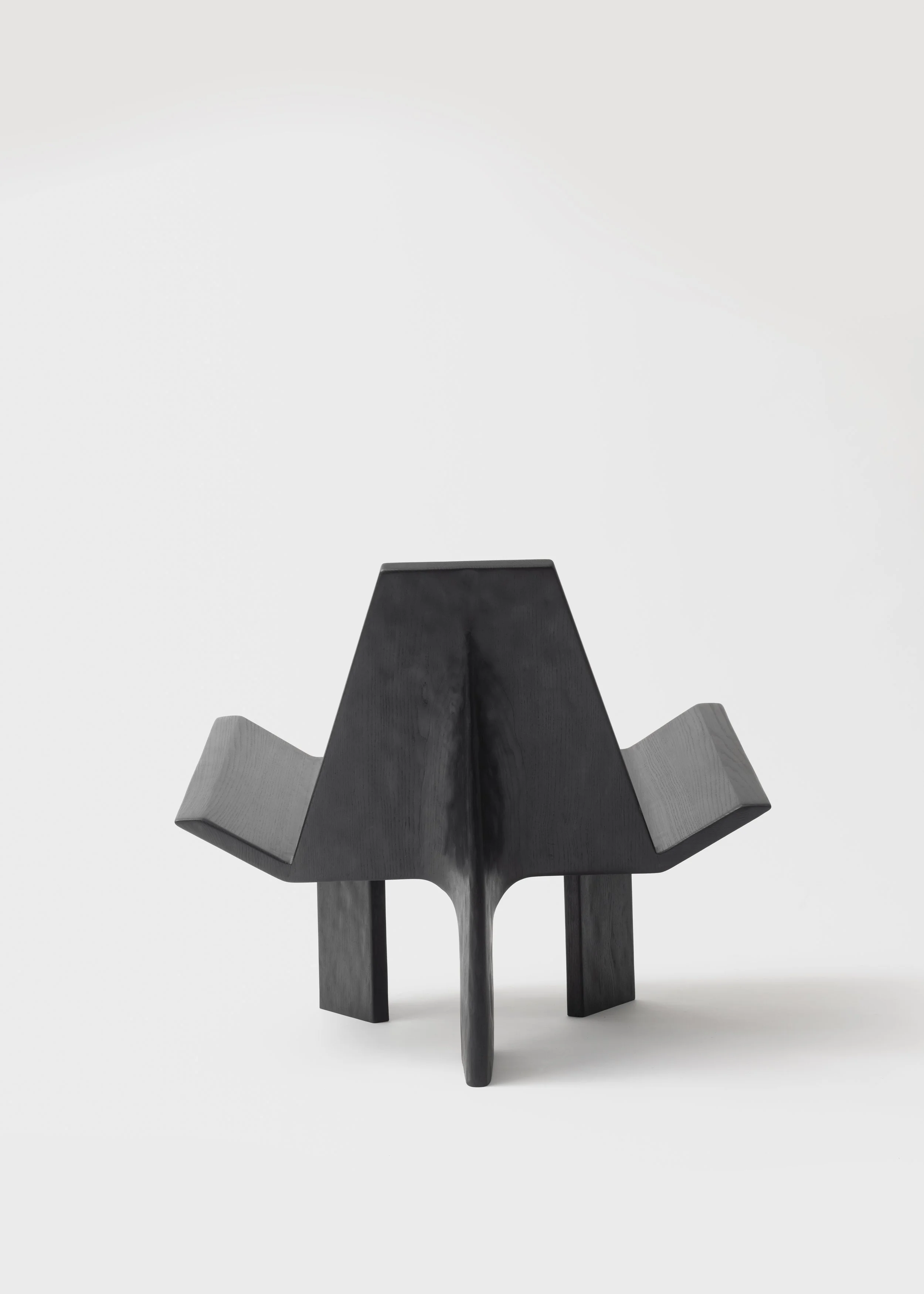 Une chaise en bois moderne de couleur noire avec un design minimaliste et géométrique.