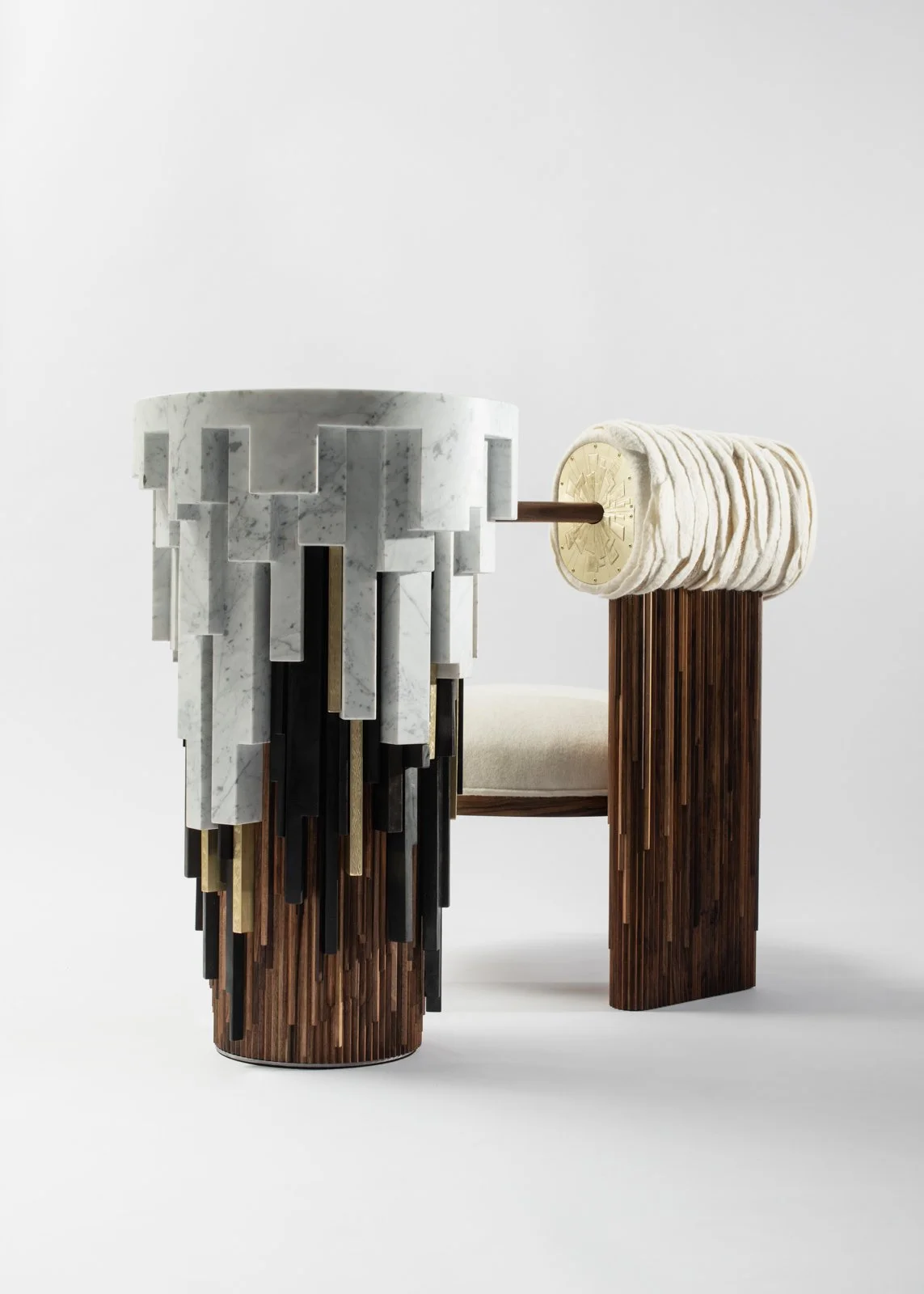 Une sculpture moderne combinant du marbre blanc, du bois foncé, du métal doré et de la laine blanche, ressemblant à une chaise ou un meuble artistique.