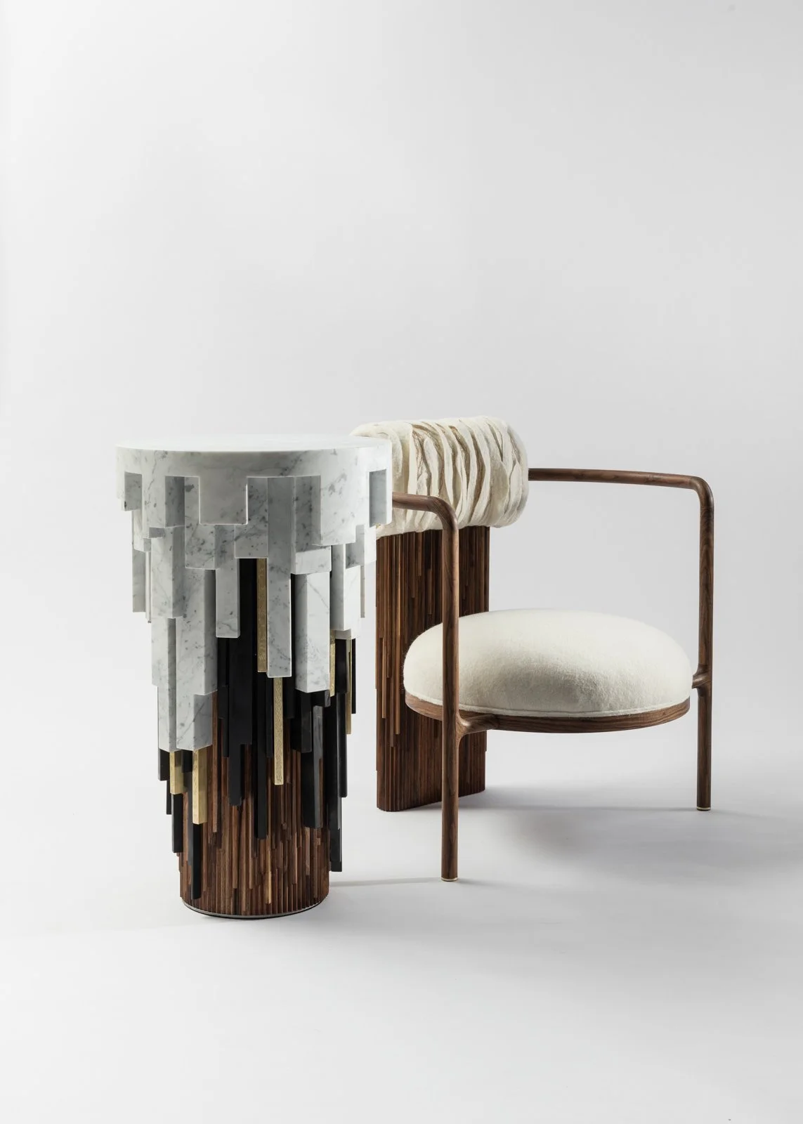 Une table en marbre blanc à côté d'une chaise au cadre en bois et un tissu blanc sur le dossier, avec un fond blanc.