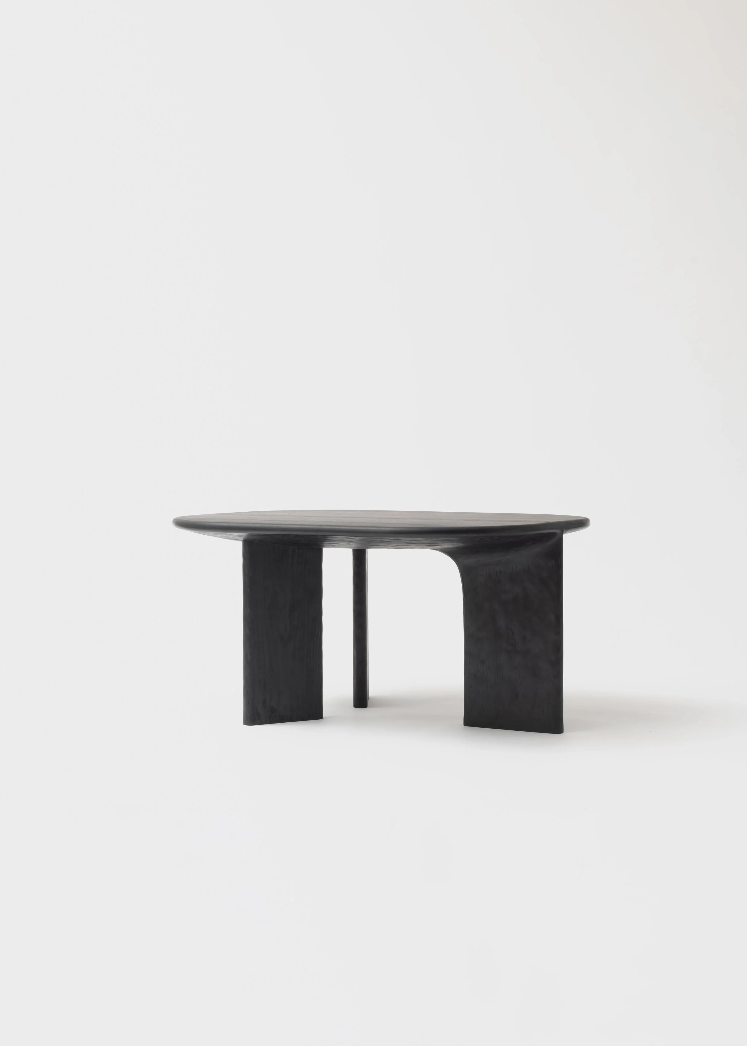Table en bois noir avec une base rectangulaire inclinée, sur fond blanc.