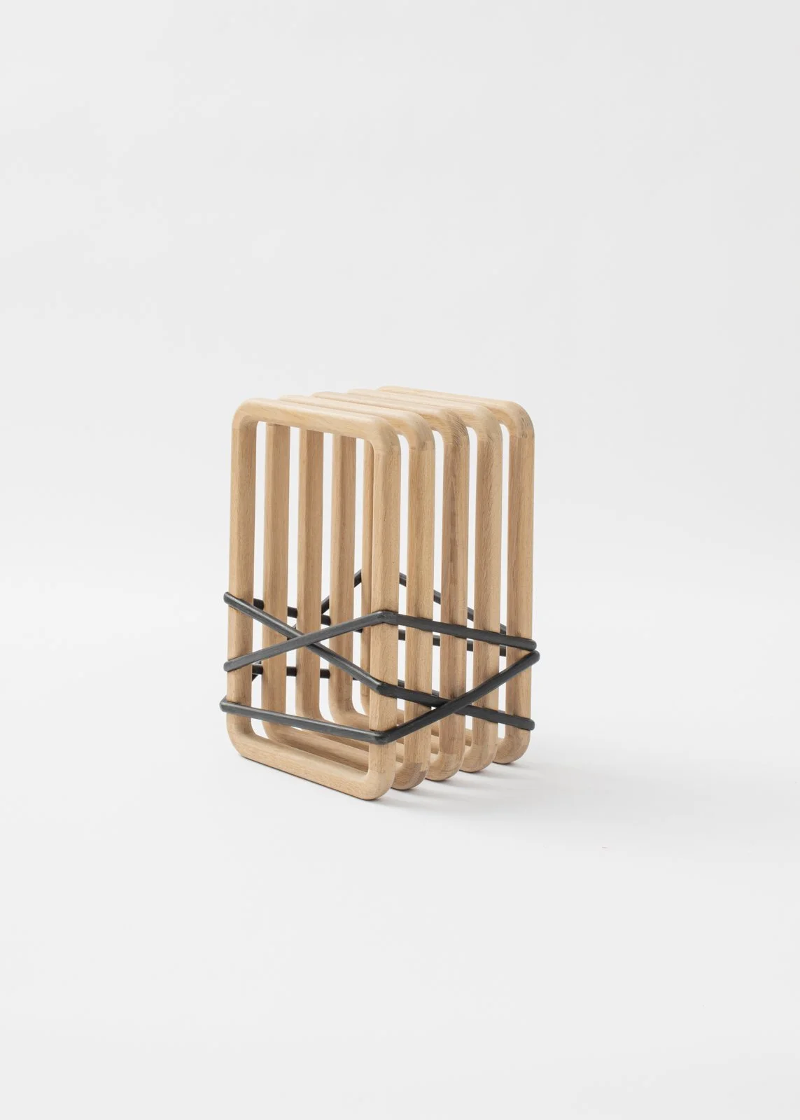 Un porte-cigarettes en bois avec des bandes en caoutchouc noir, conçu pour contenir des cigarettes