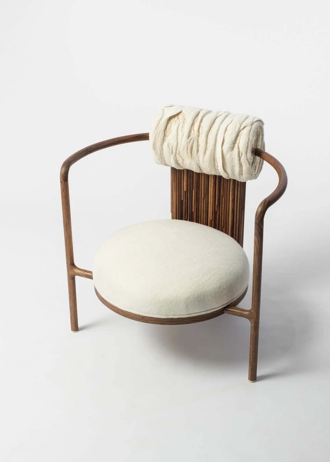 Chaise en bois avec coussin beige clair et tête en fourrure blanche