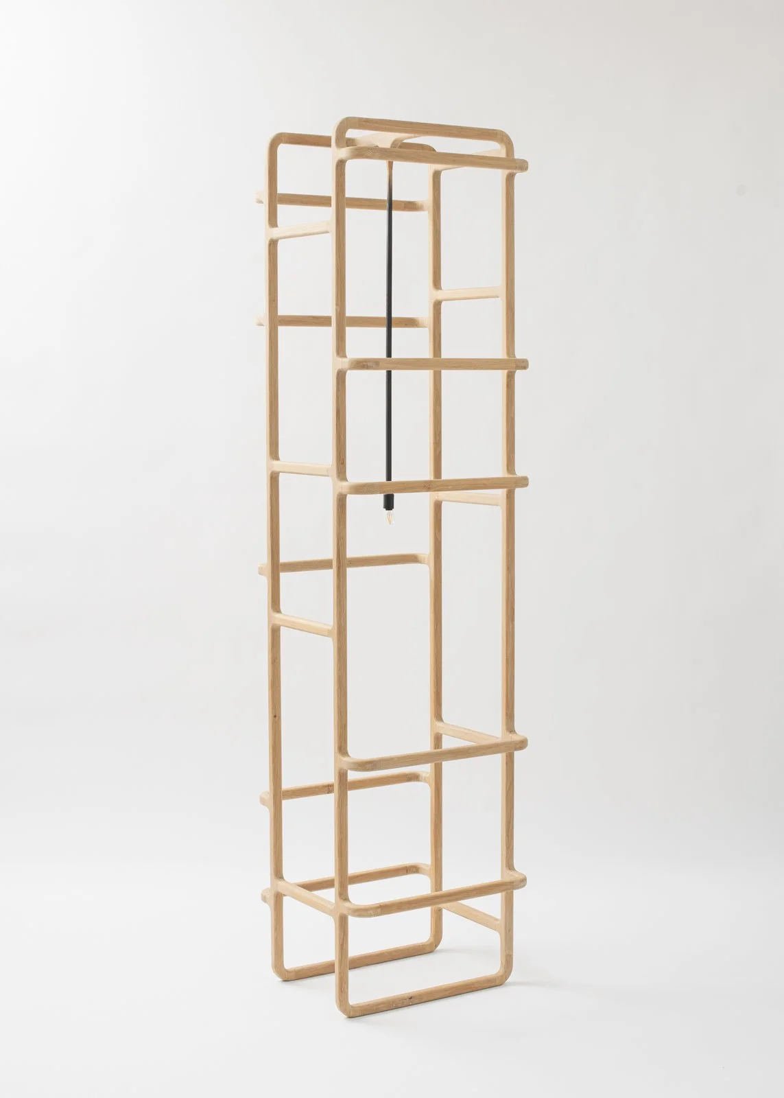 Une étagère en bois avec une forme géométrique rectangulaire et une lampe noire suspendue au centre.