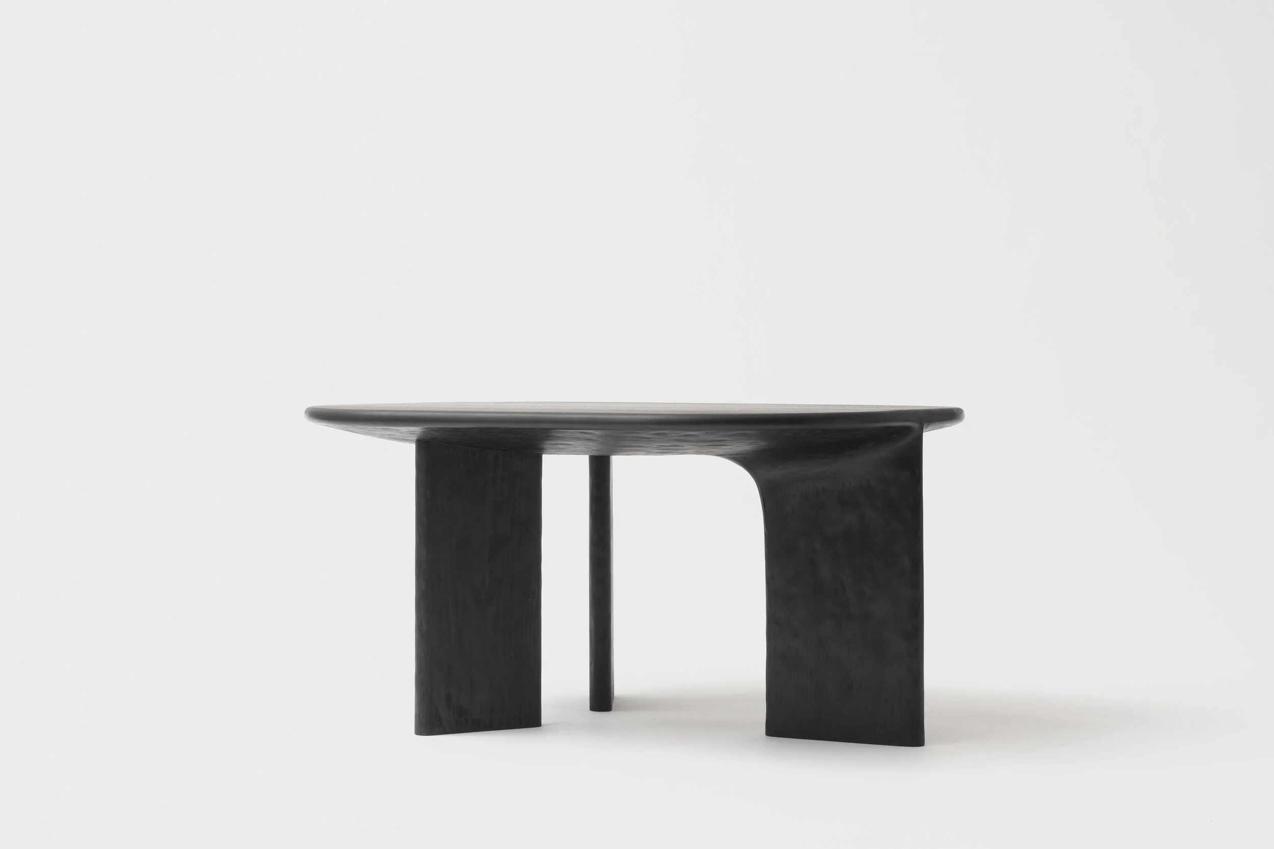 Tableau noir en bois foncé avec pied unique, minimalist et moderne, sur un fond blanc.