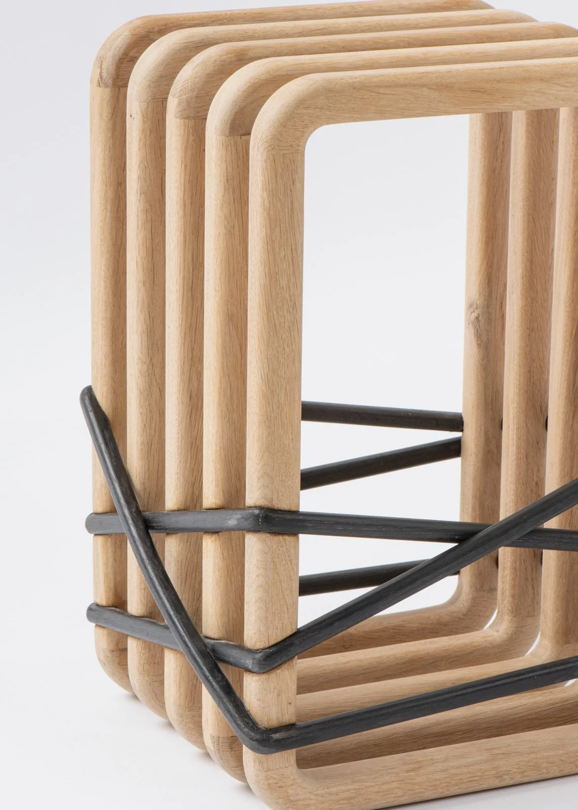 Panier en bois avec structure en fil métallique noir