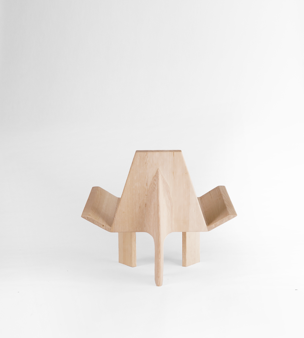 Table en bois sculptée en forme de tête d'oiseau, minimaliste et moderne, sur fond blanc.