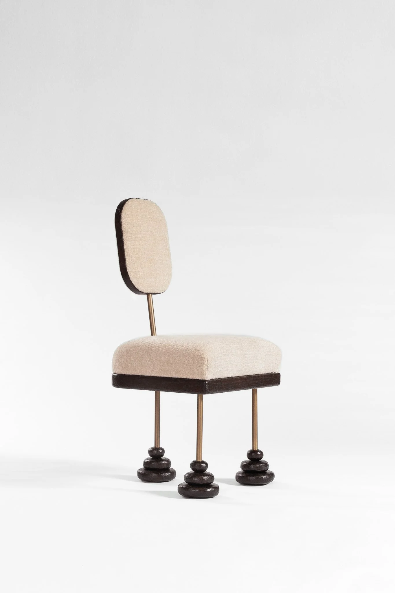 Chaise design avec siège et dossier en tissu beige, pied en métal, et bases en bois sculpté formant des formes rondes.