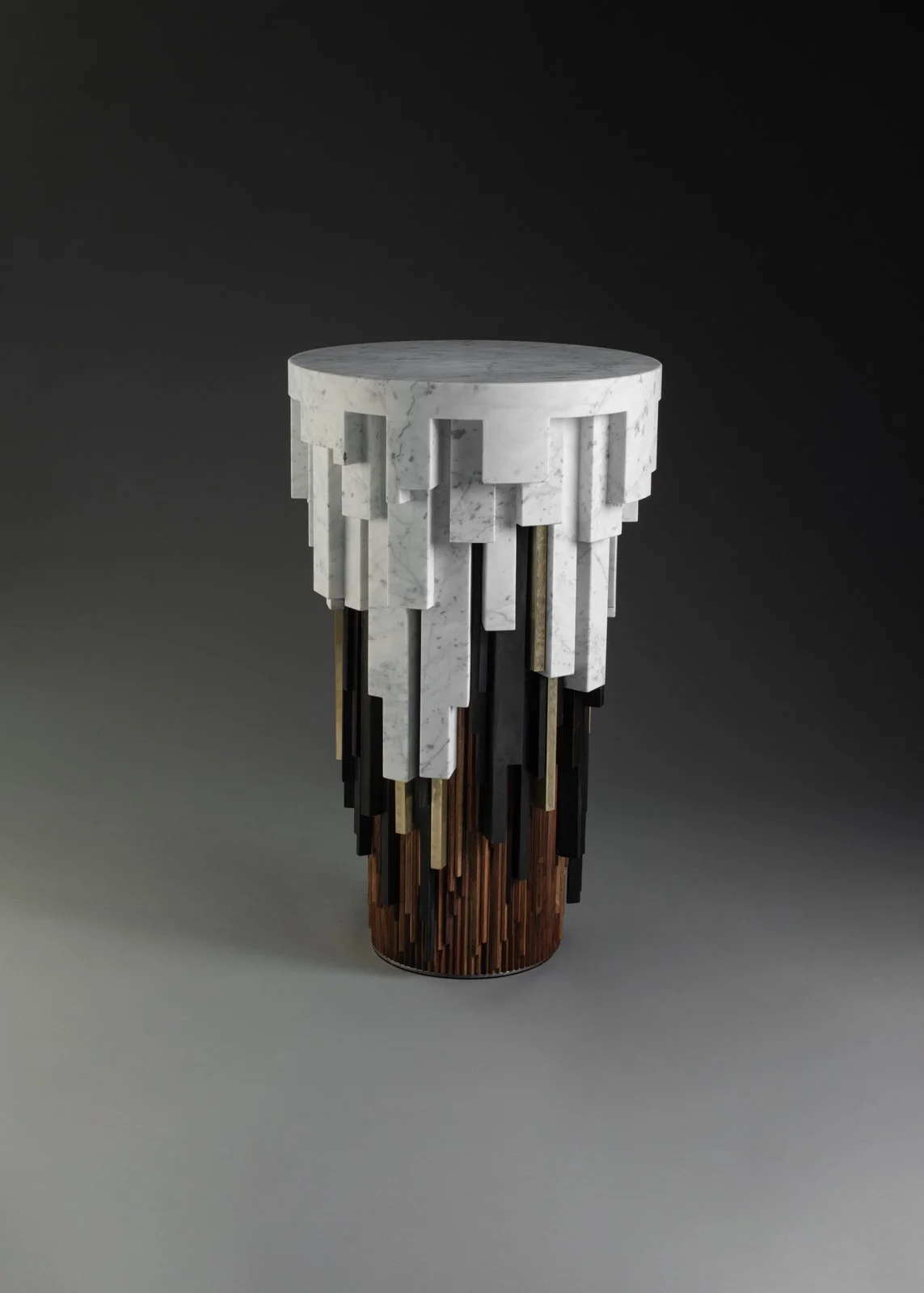 Une sculpture moderne en marbre blanc, bois et métal avec une forme cylindrique et des éléments géométriques suspendus.