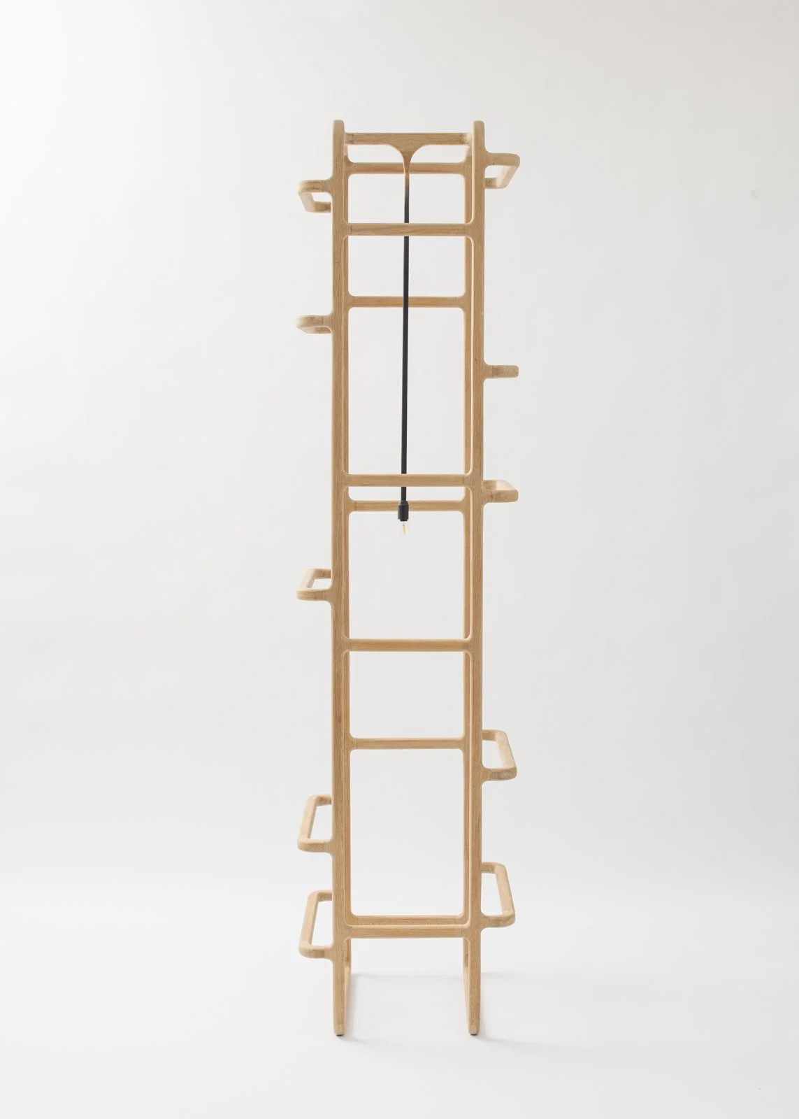 Structure en bois avec un câble électrique suspendu au centre, en fond blanc.