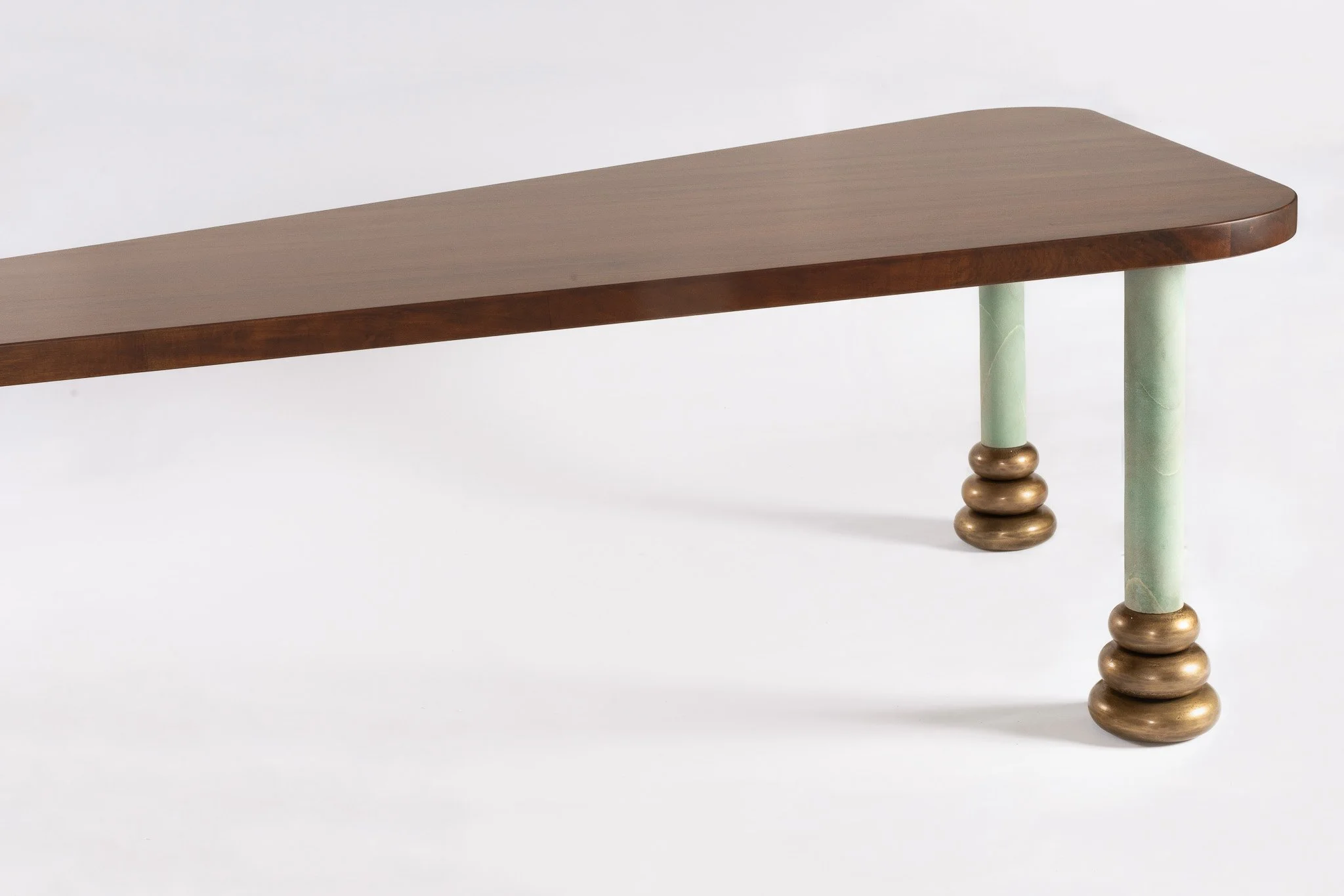 Table en bois avec des pieds décoratifs en forme de boucles.»