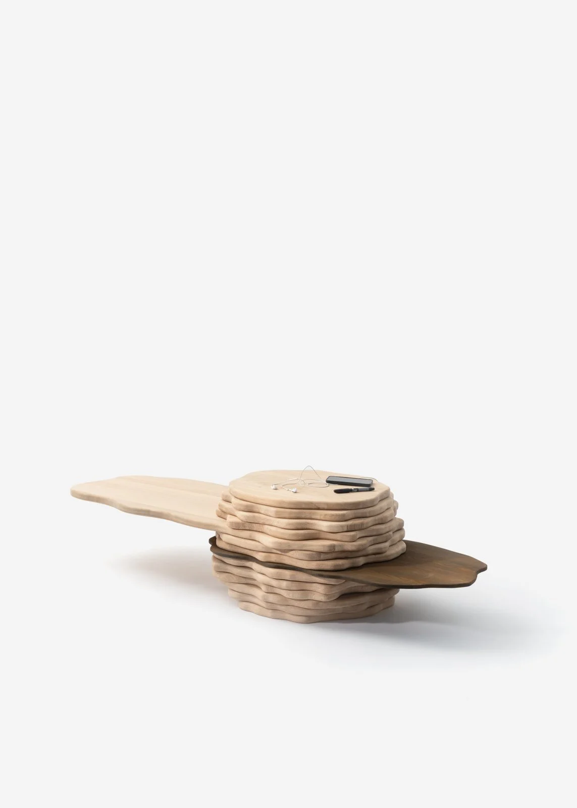 Une sculpture moderne composée de plusieurs couches de bois, avec deux extensions plates de chaque côté, sur un fond blanc.