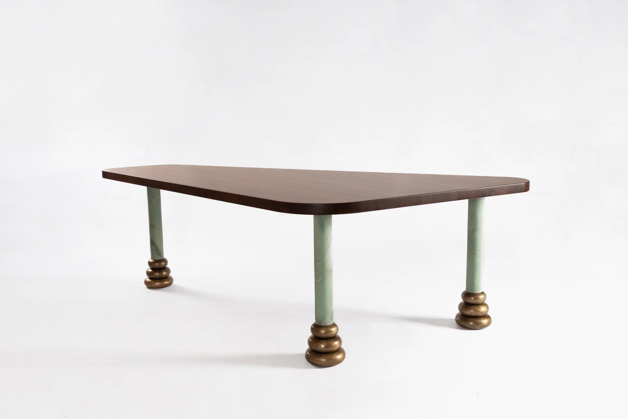 Table basse avec un plateau en bois foncé et trois pieds en marbre vert avec des décorations en forme de cercles en bois foncé.