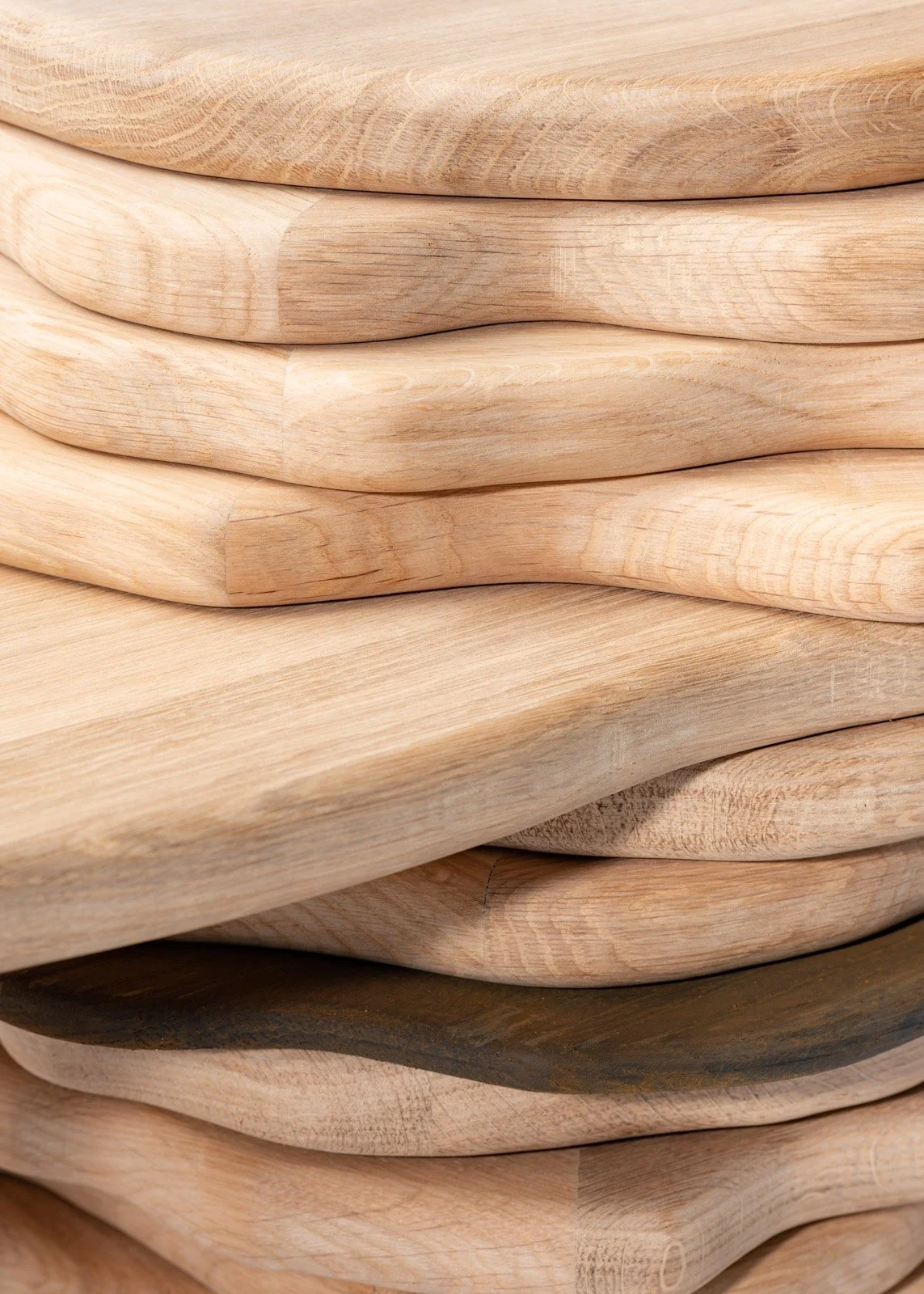 Une pile de planches en bois clair avec des bords arrondis.