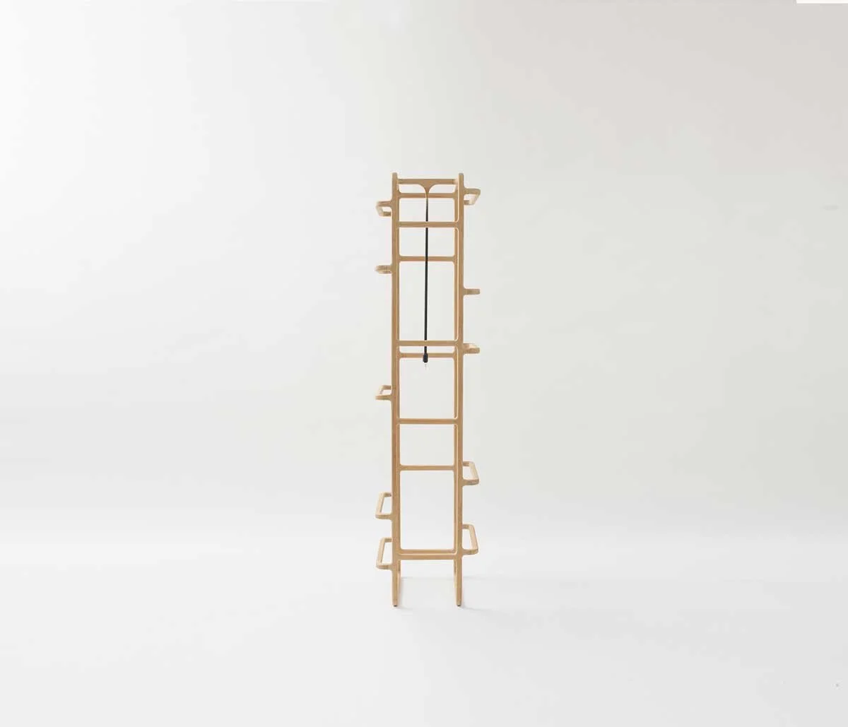 Structure en bois sans autre objet, sur fond blanc.