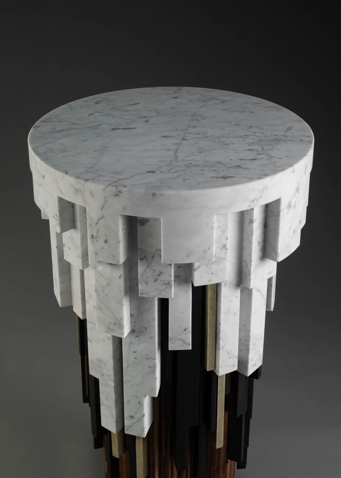 Tabouret en marbre blanc avec base décorative en bois noir et clair.
