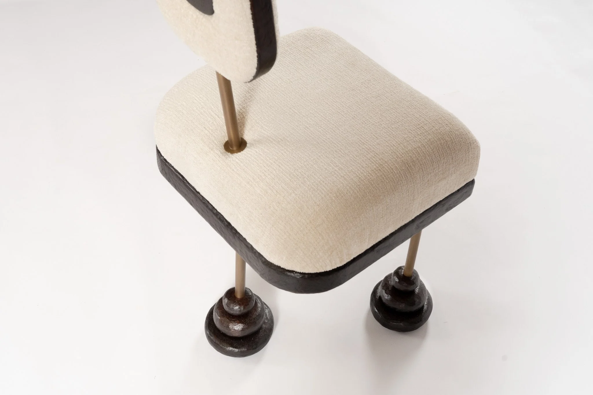 Chaise miniature avec une assise en tissu beige, pied en bois foncé et dossier en bois clair._IMAGE