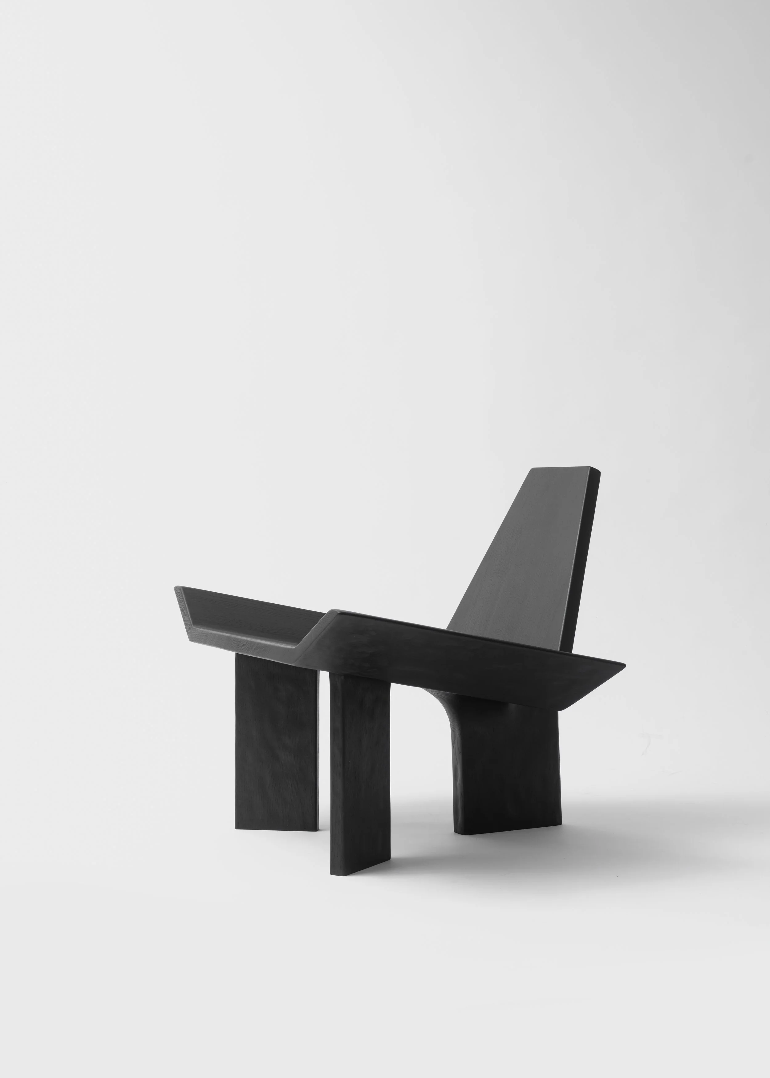 Chaise en bois noir au design moderne, positionnée sur un fond blanc.