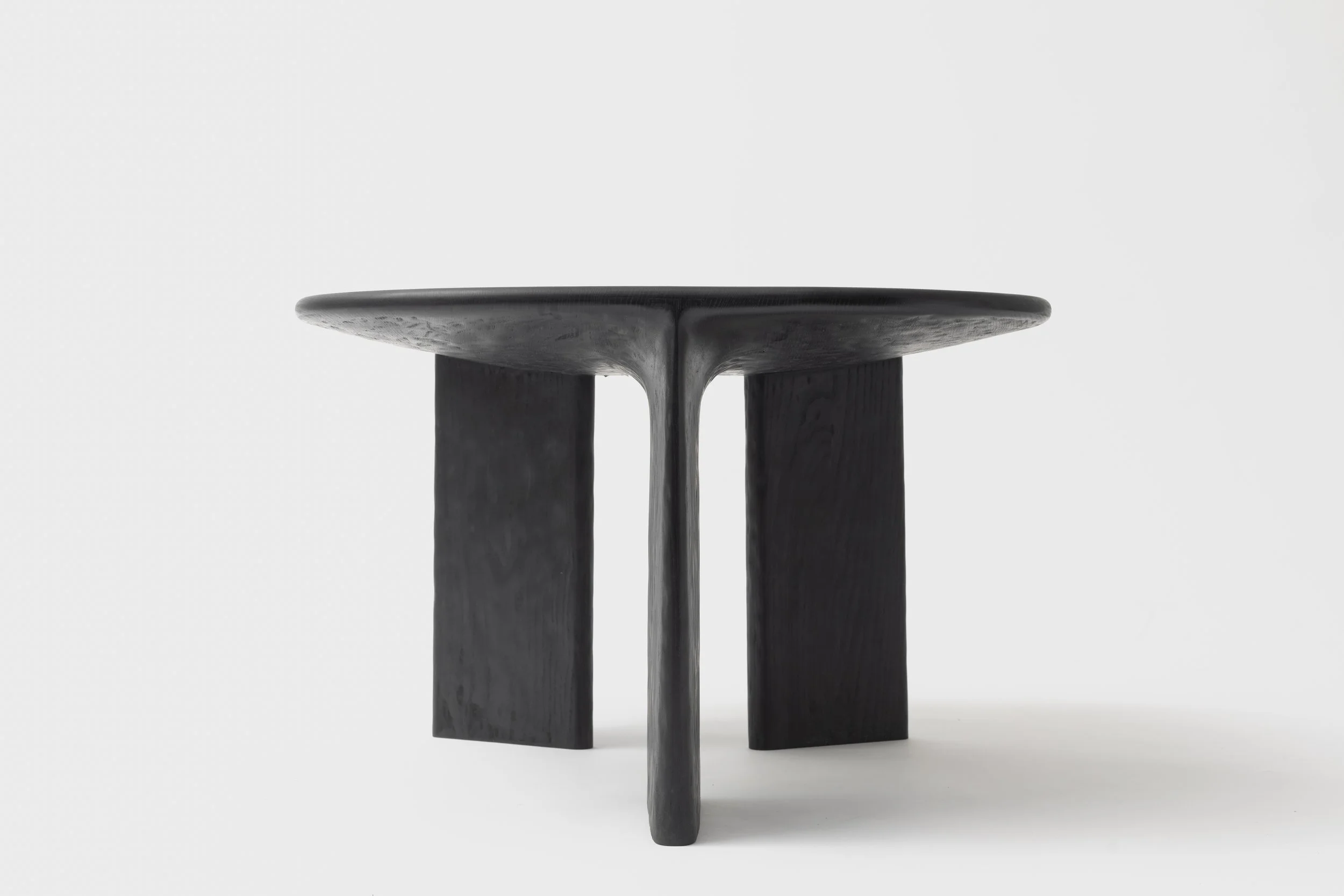 Table noire minimaliste avec un design moderne en bois massif, vue de face sur fond blanc