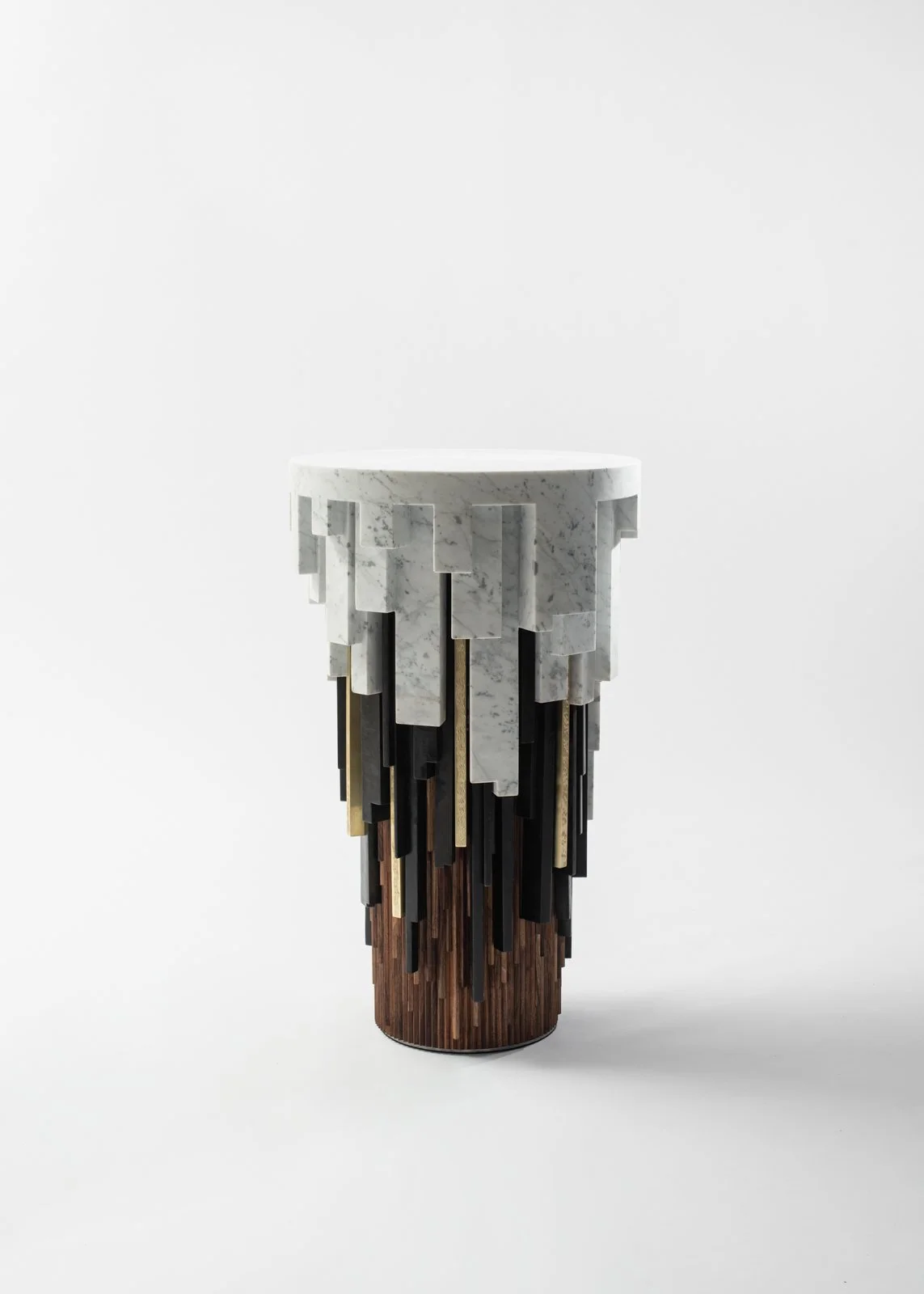 Une table basse élégante avec un piètement en marbre blanc et des éléments de bois et de métal suspendus en dessous.