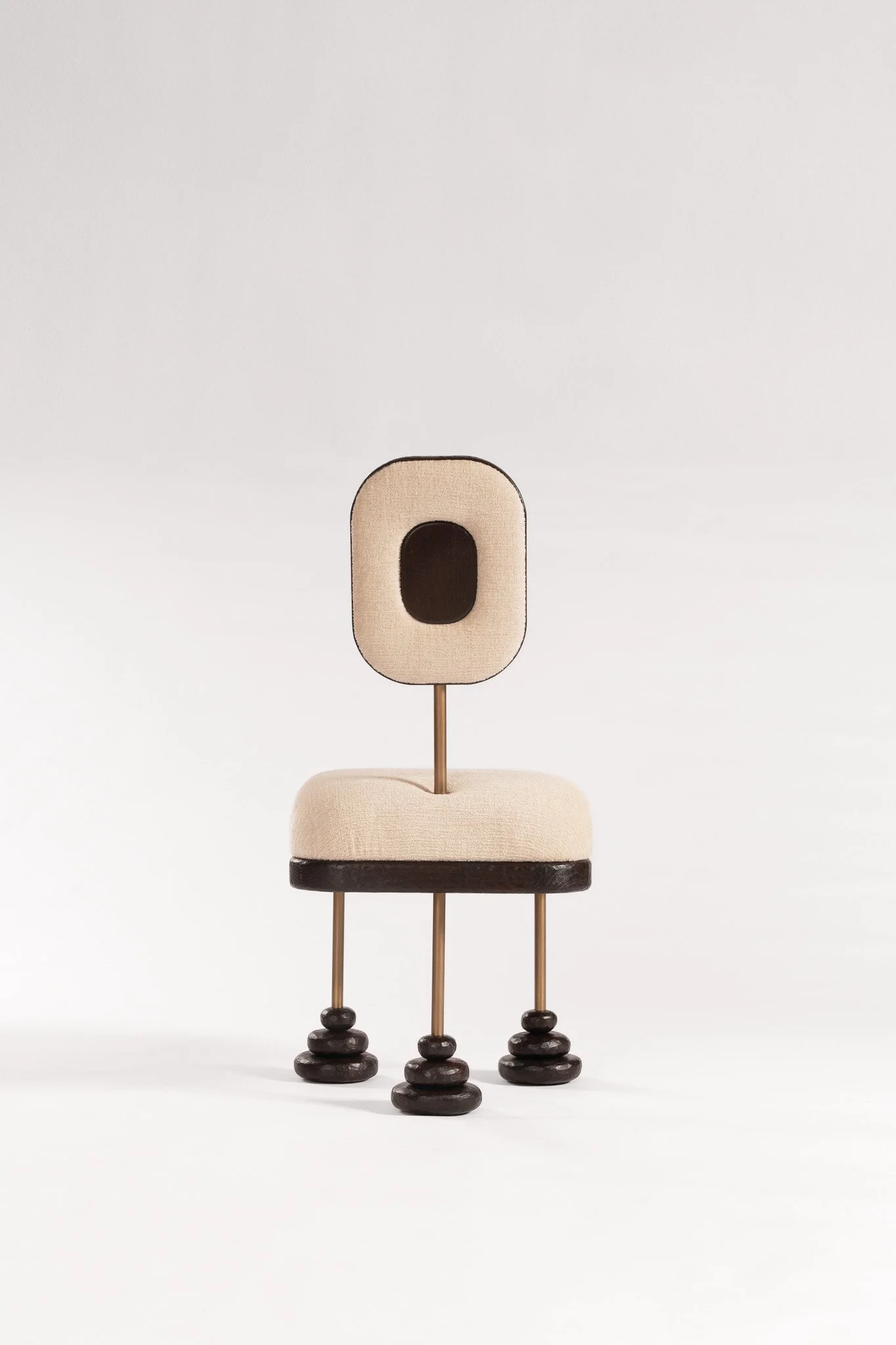 Chaise design avec un dos en forme de fenêtre, assise rembourrée beige, pieds en métal et base en bois sculpté.