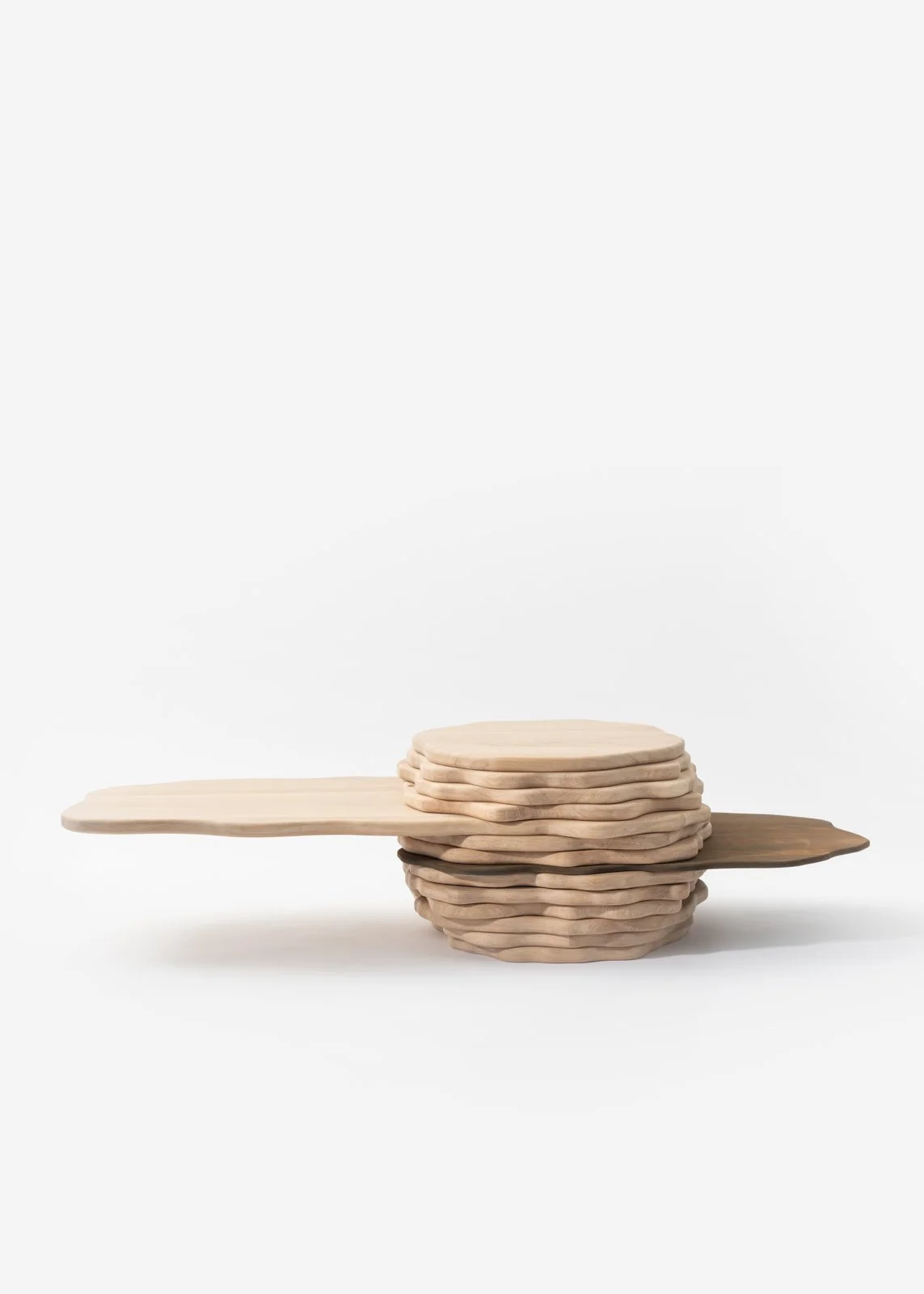 Un assemblage de plusieurs planches de bois plate, empilées et disposées horizontalement dans un ordre dispersé, avec un fond blanc.