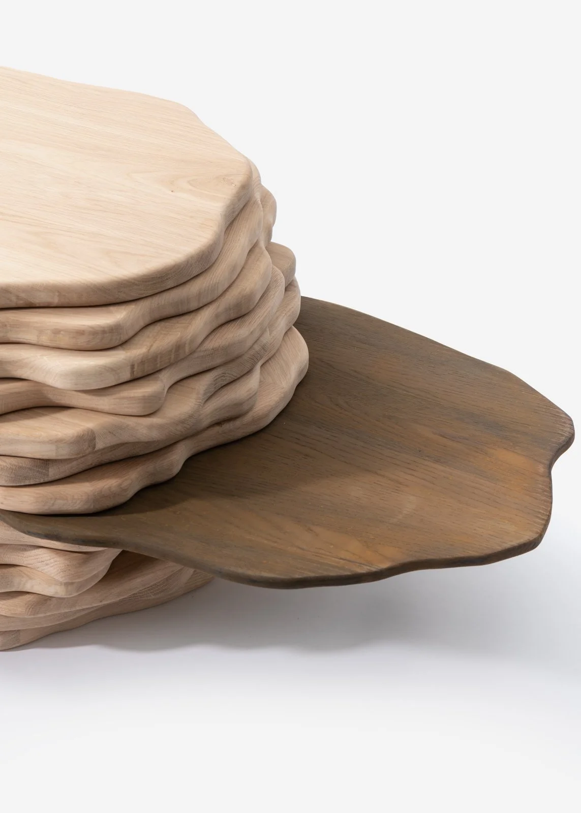 Une pile de planches en bois sur une surface blanche.