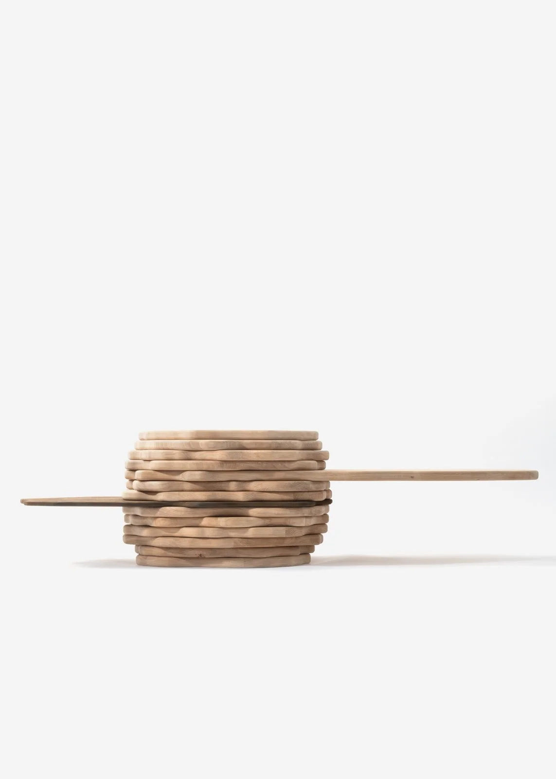 Empilement de plusieurs pailles en bois avec une paille traversant horizontalement le centre.