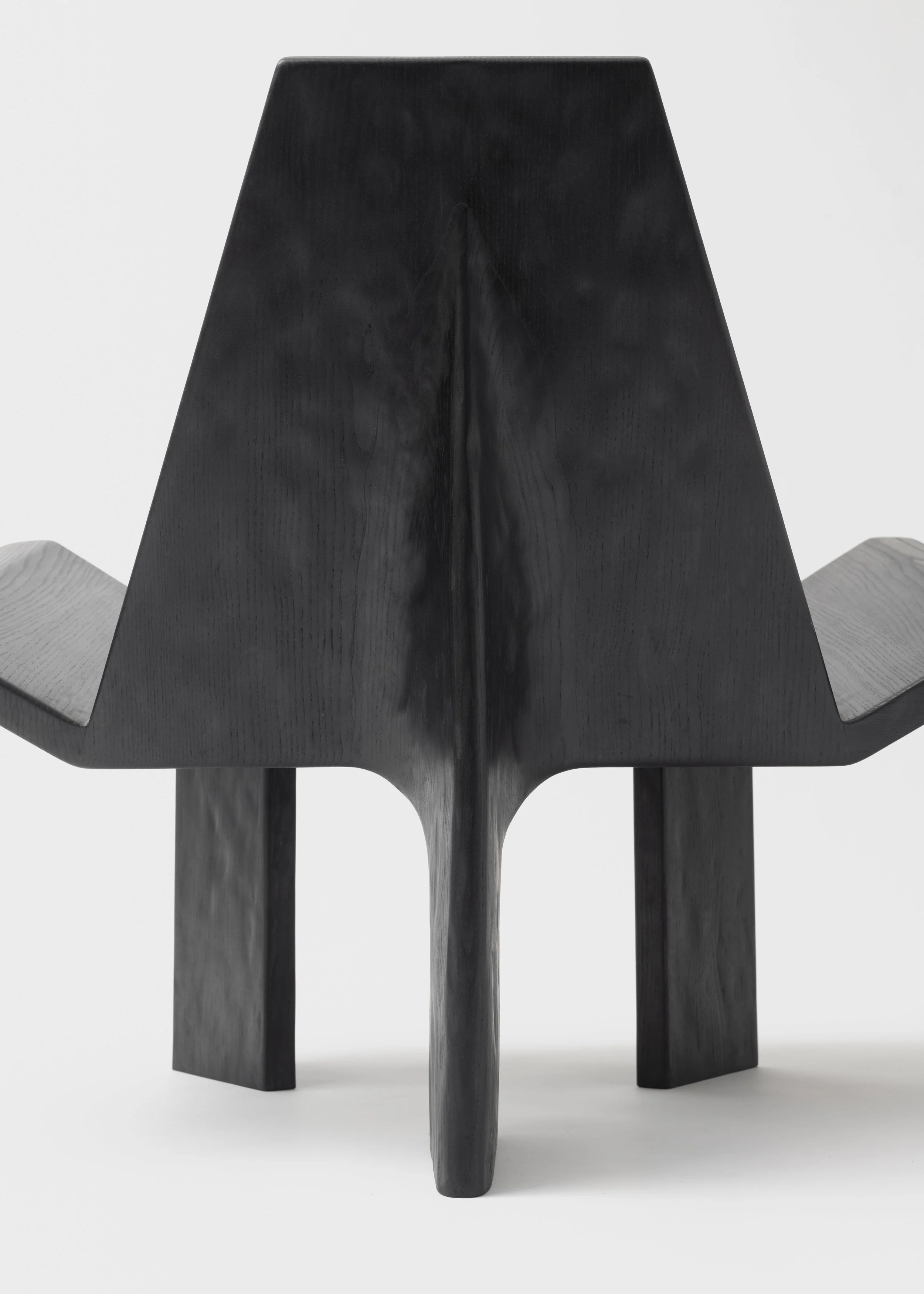 Chaise en bois noire avec base large et lévitation artistique