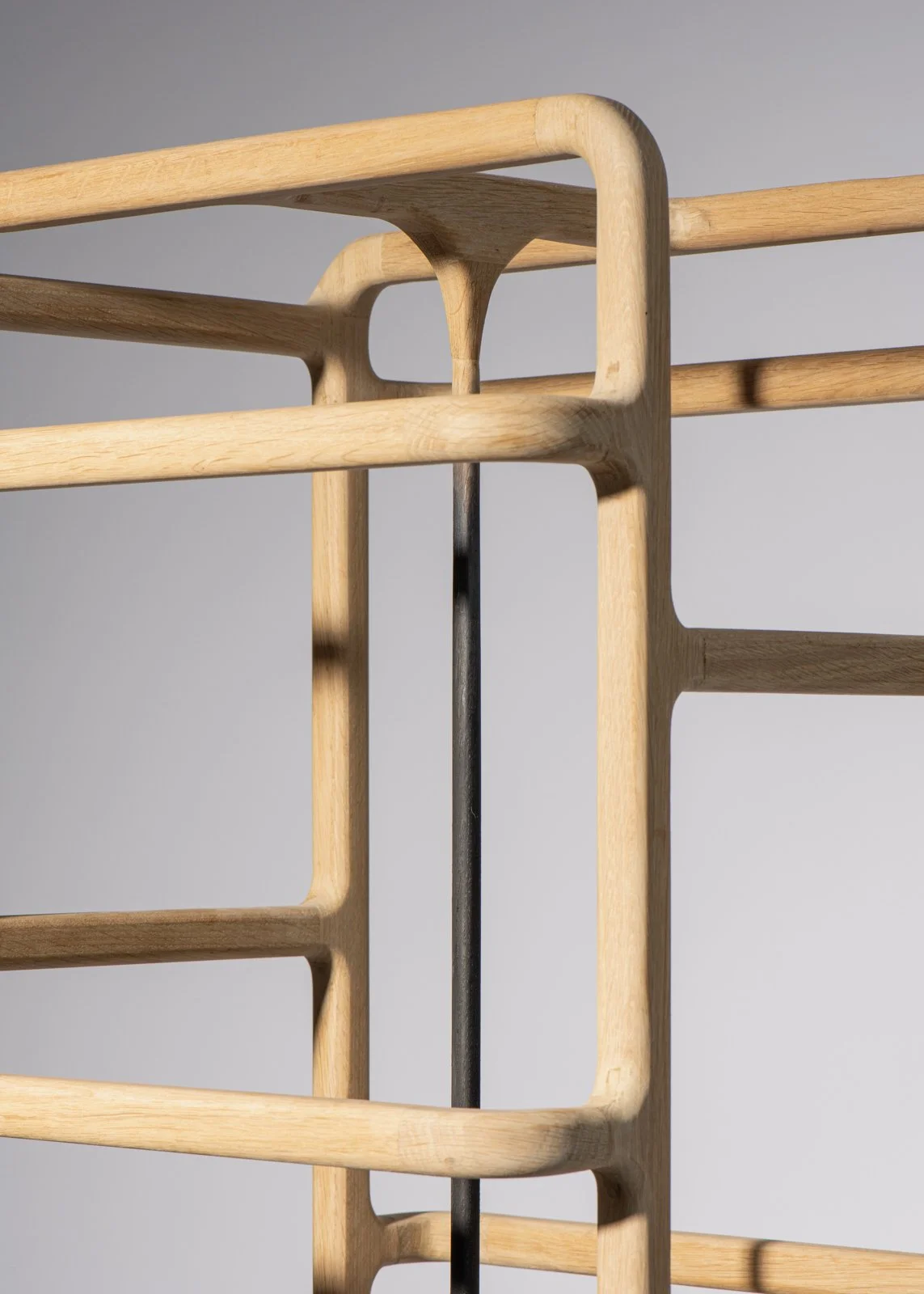 Structure en bois avec des supports noirs, design moderne minimaliste.