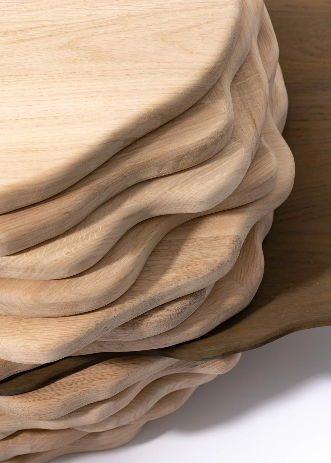 Une pile de planches en bois sculpté avec des formes ondulées.