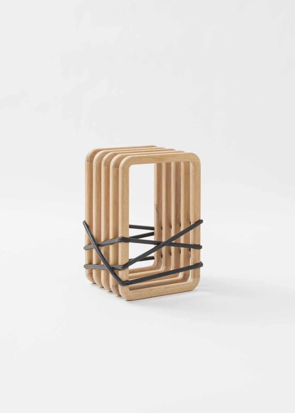 Un support pour livres ou tablettes en bois avec une bande en métal noir.
