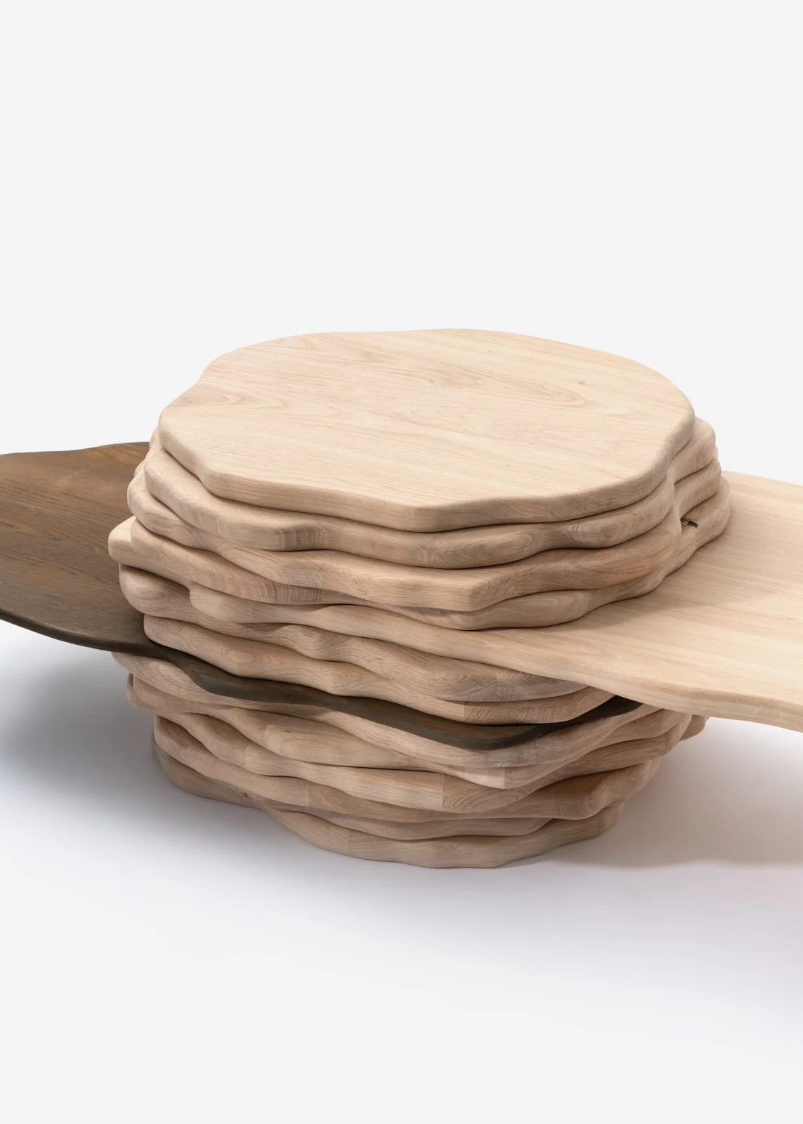 Piles de planches en bois de différentes teintes