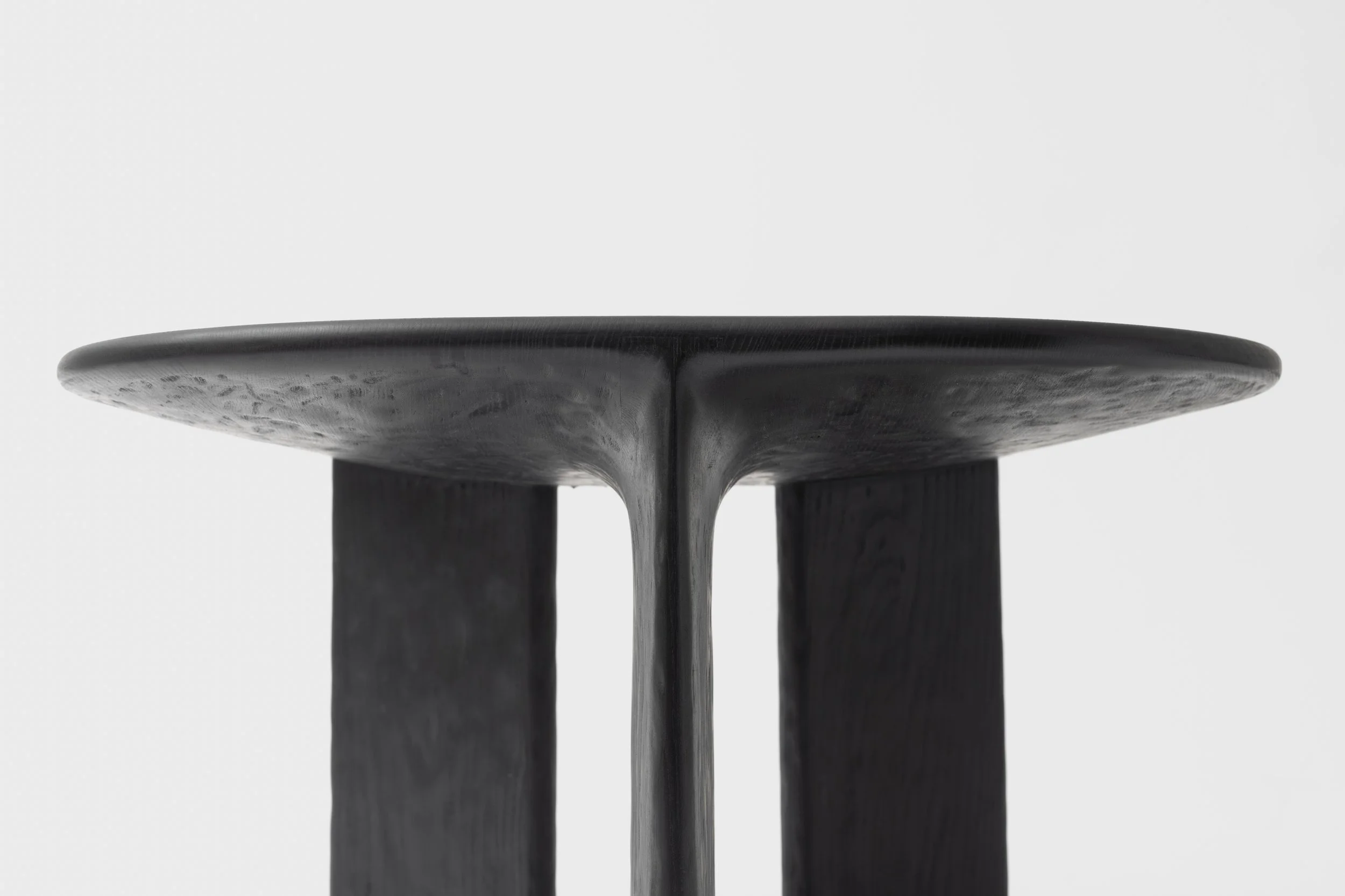 Une table en bois noire avec un design moderne, vue de face, avec un fond blanc