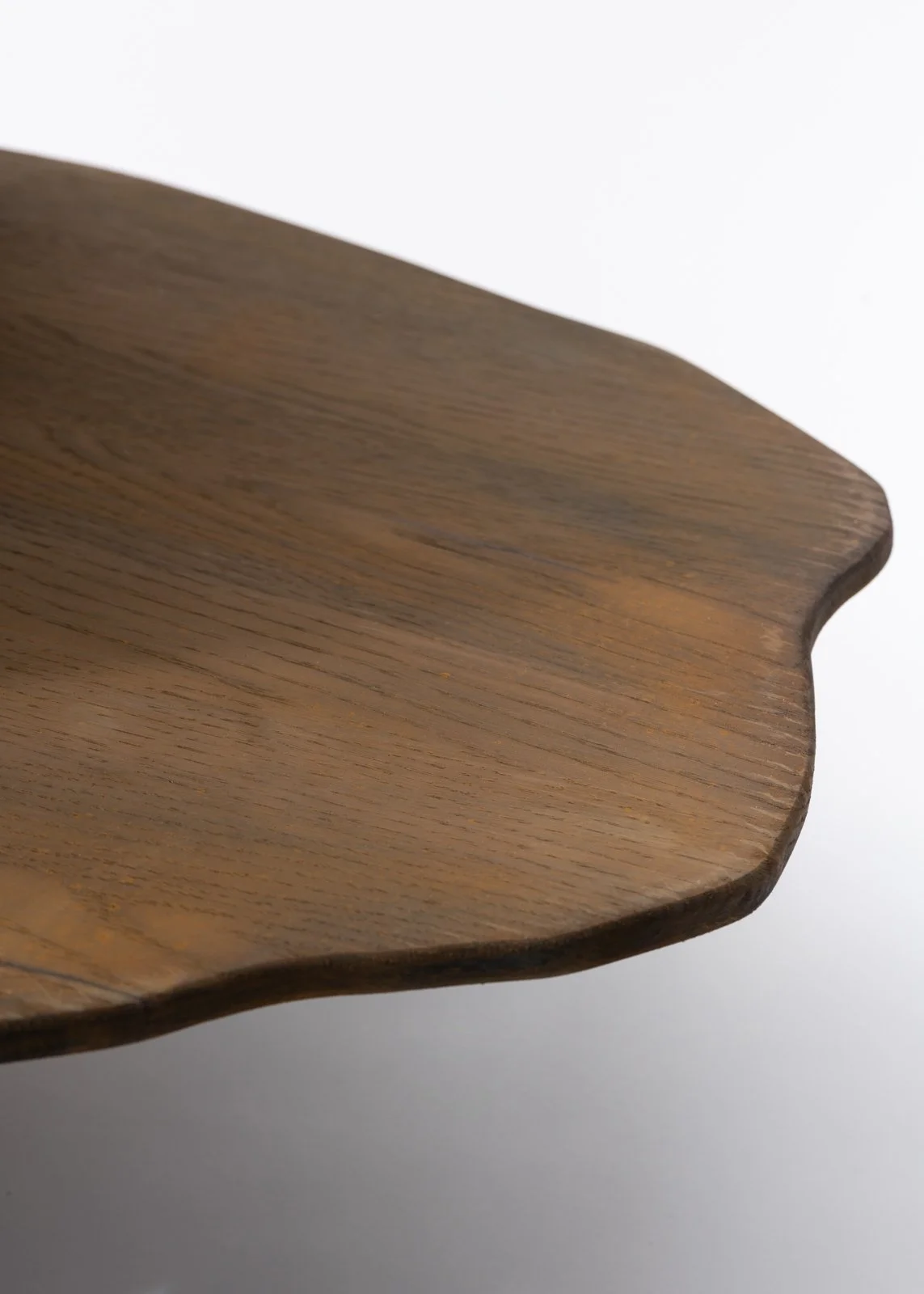 Planche en bois naturel avec une finition lisse et arrondie, placée sur fond blanc.