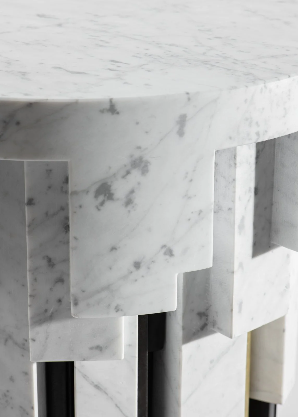 Finition en marbre blanc avec veines gris, partie d'une pièce de mobilier ou d'une structure architecturale