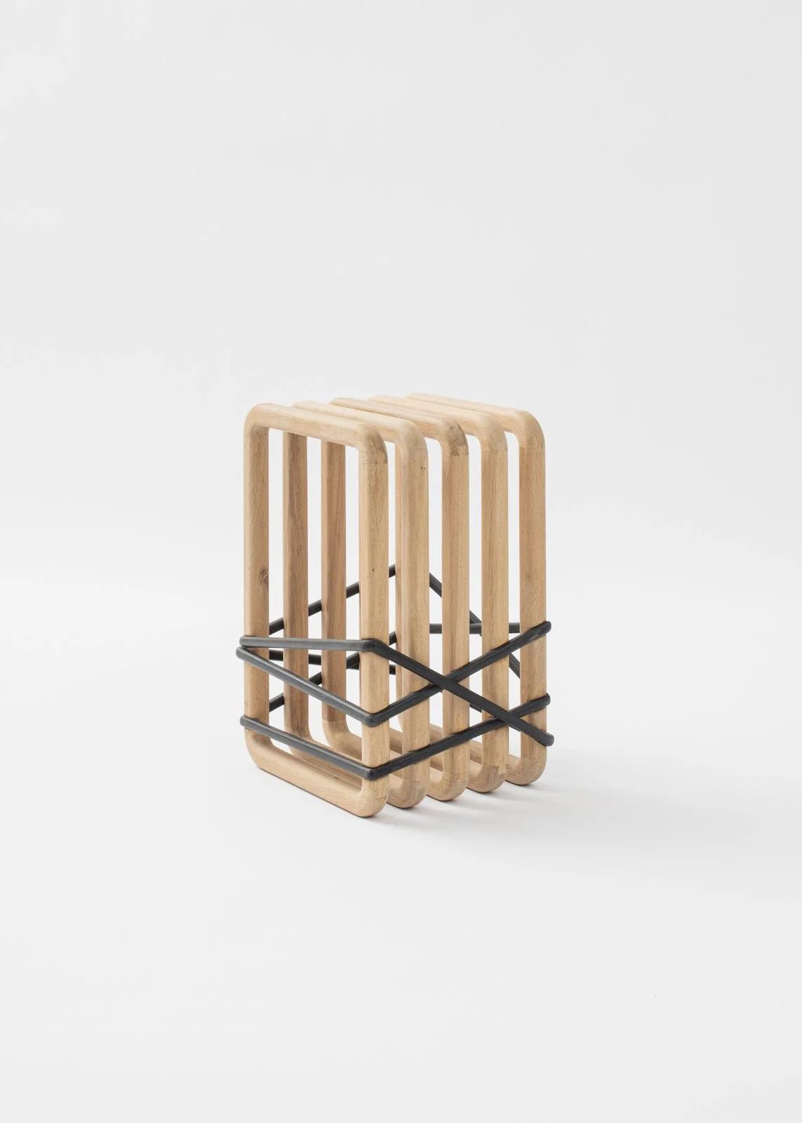 tabouret en bois avec trois compartiments et bandeaux en métal