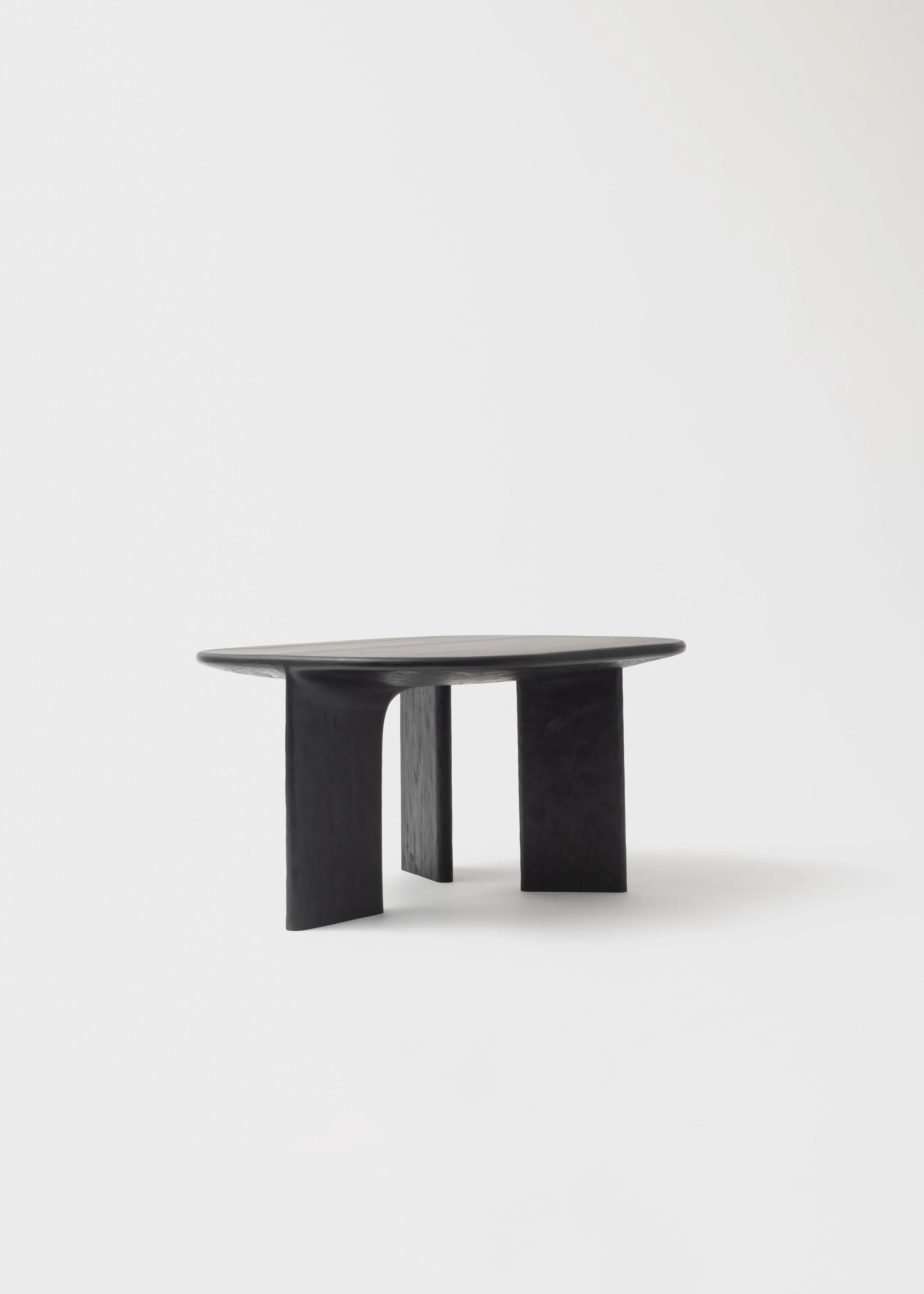 Table noire en bois avec un design minimaliste sur un fond blanc.