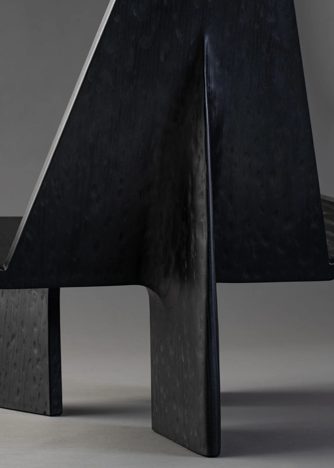 Pièce d'art en bois noir, sculptée avec des formes angulaires modernes