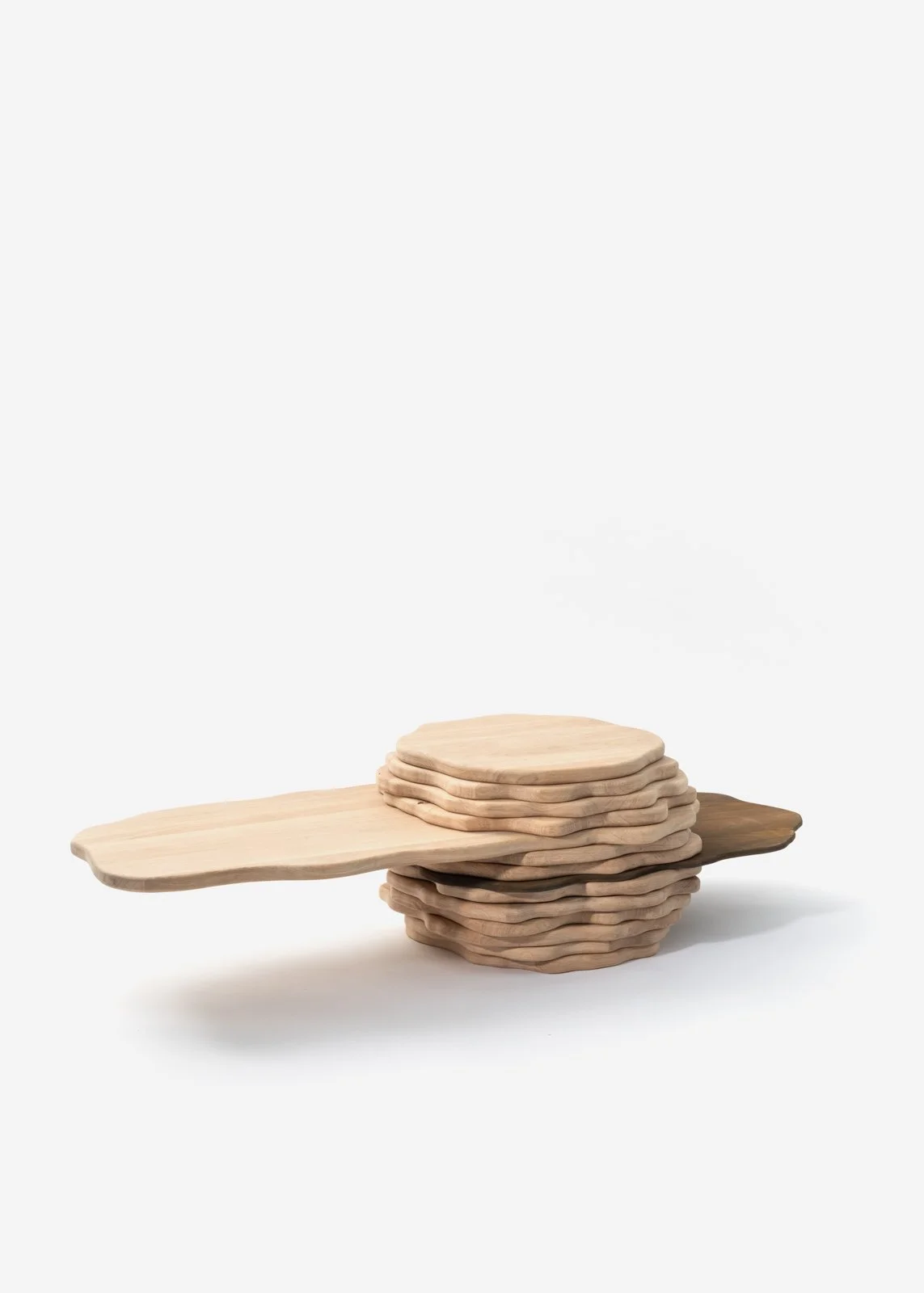 Piles de planches en bois de différentes formes et tailles sur fond blanc.