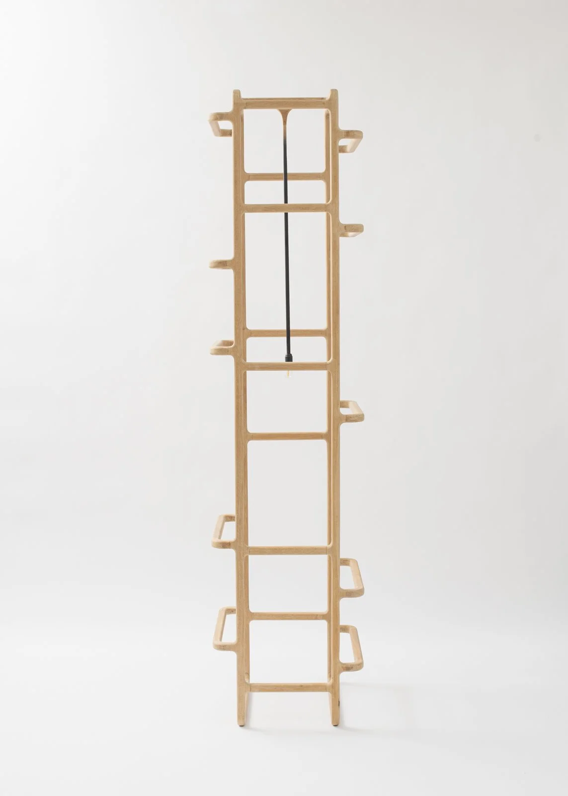 Une étagère en bois avec plusieurs compartiments et supports.