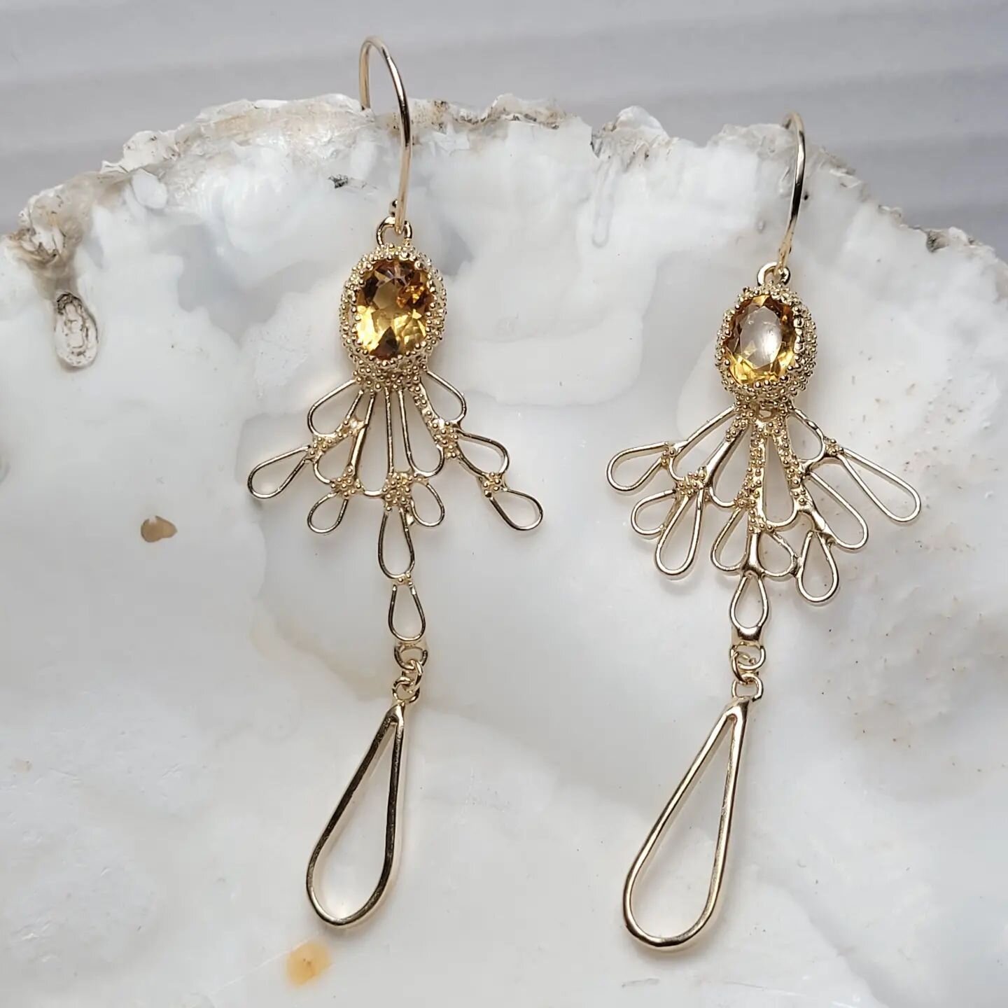 LOVED making these bespoke Seaweed Ribbon Earrings using our lovely customers heirloom citrines, all carved &amp; cast in 9ct yellow gold.
#futureheirloom #lovegold #Ooak #statementearrings #oceantreasure #mermaids #islandjeweller