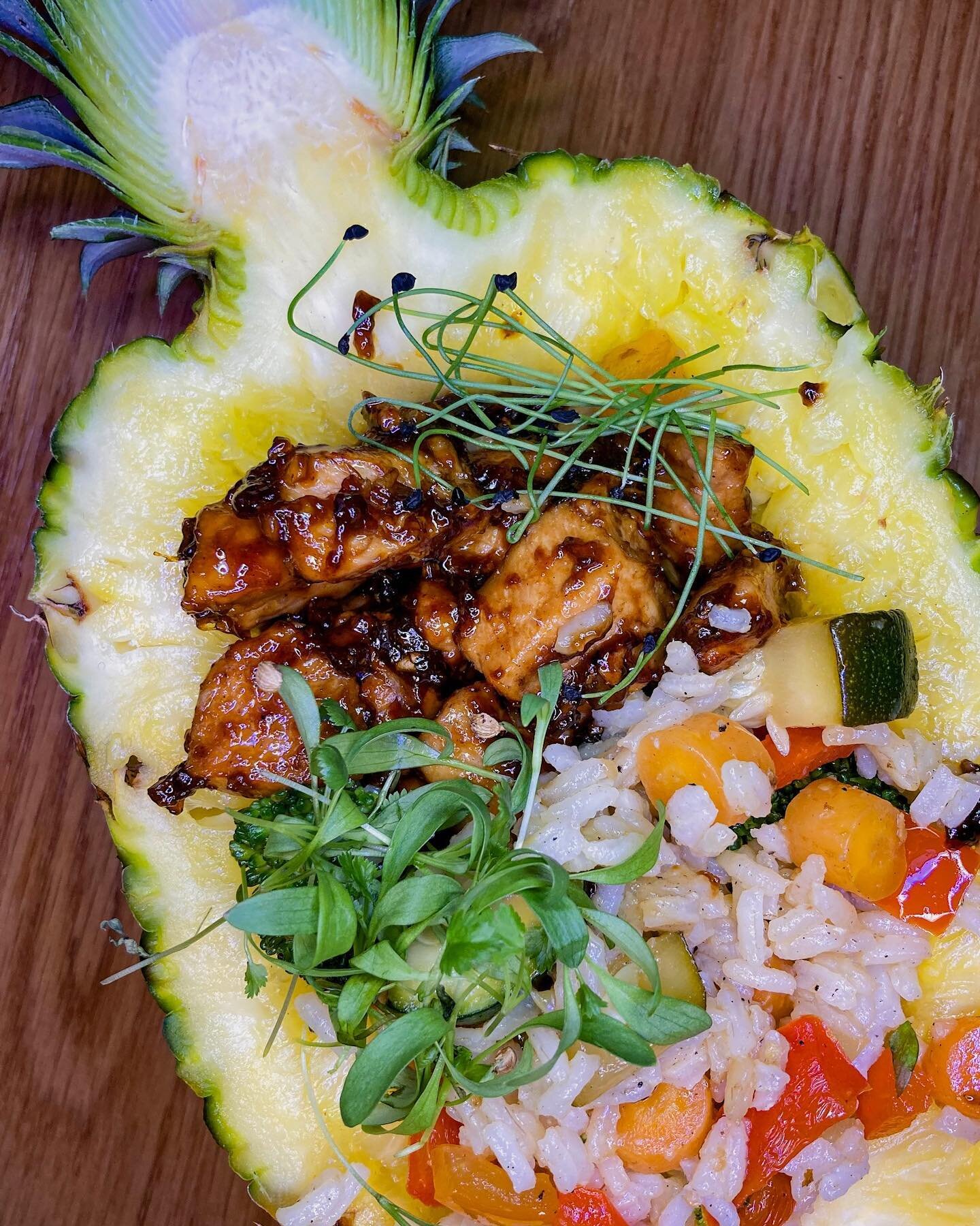 Pineapple chicken bowl 🍍 with fresh market veggies &amp; leek and cilantro microgreens 🌱