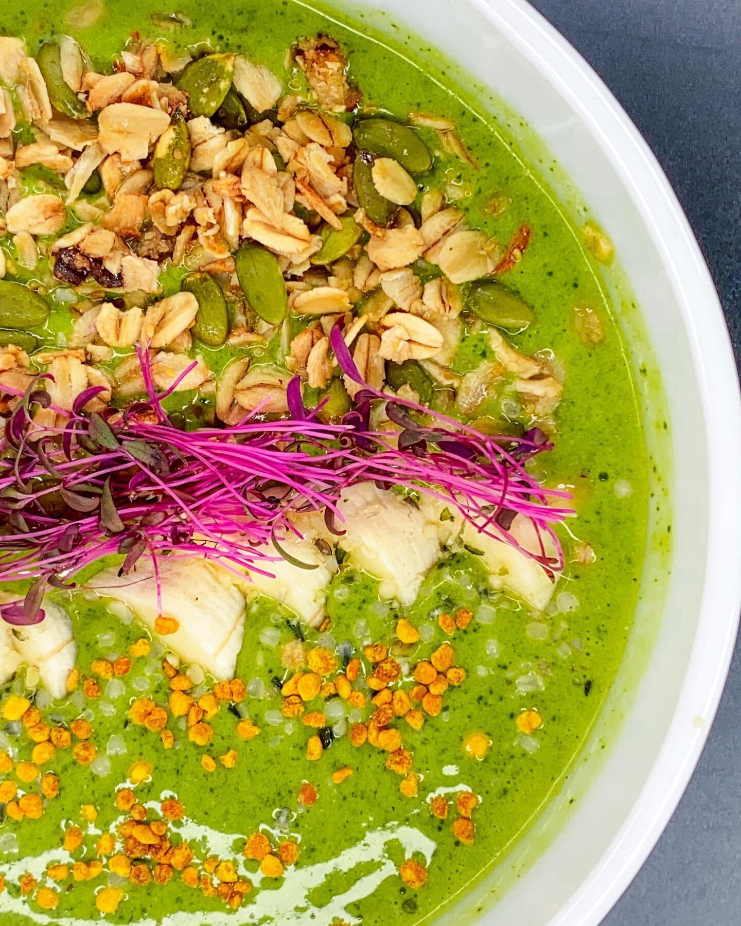 Not sure what&rsquo;s better&hellip; the taste of this bowl or how gorgeous it is! Recipe below ⇩⇩

Blend ➝ Frozen banana, spinach, matcha, milk of choice, @lairdsuperfood mushroom powder

Top ➝ @blue_ridge_granola granola, banana, bee pollen, hemp s