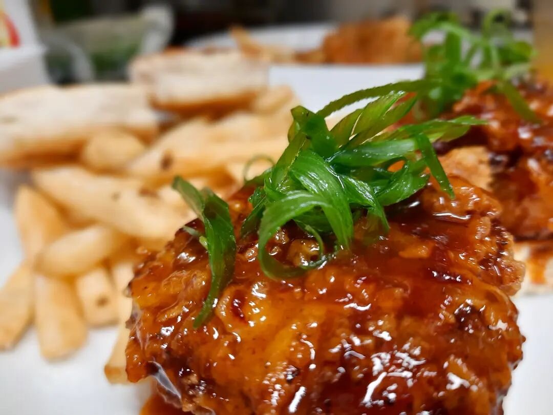 Come try our luscious Korean Honey Butter Biscuit combo before trivia tonight! Trivia is up and running at 7, most likely out on our back patio to celebrate this beautiful weather.

#chicagodrinks #Chicagobrunch #burgers #salad #chicagofood #chicagot