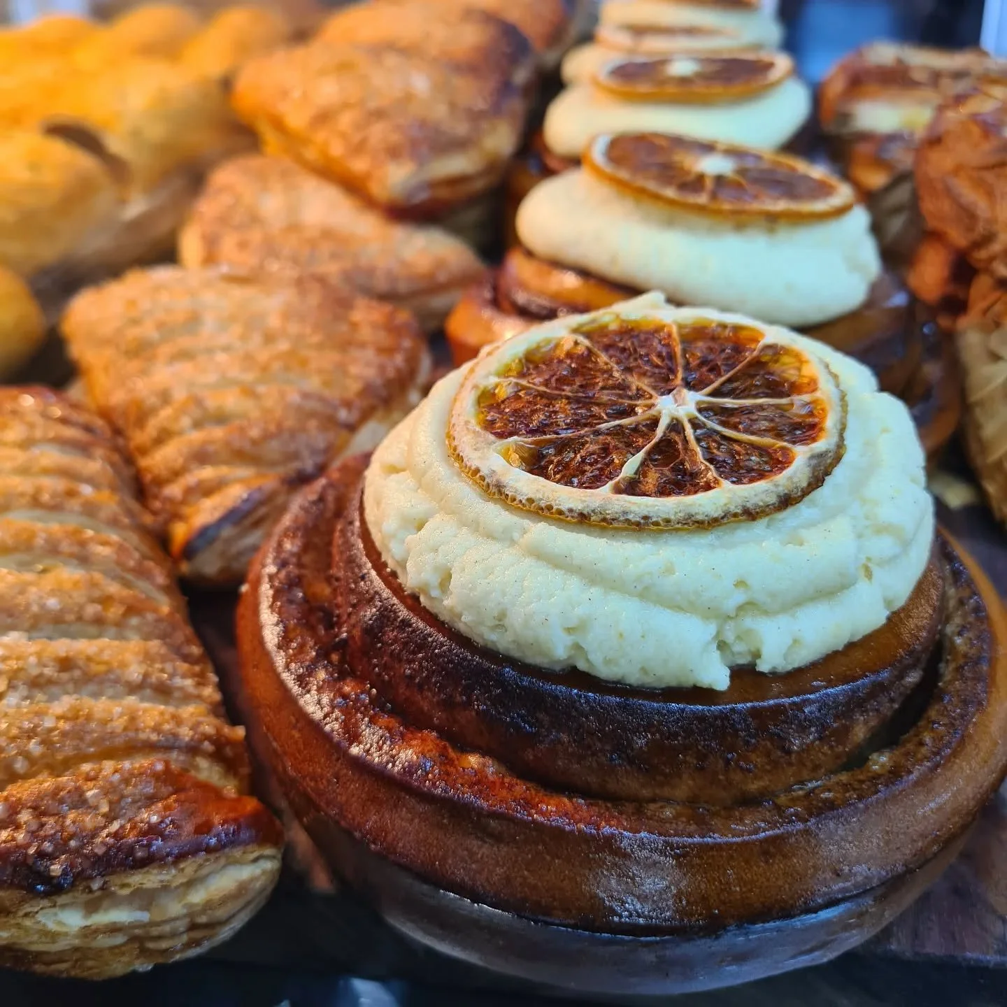Our cinnamon scroll has evolved to gain a cream cheese buttercream with dried citrus slice topping! Yummo.

#theartisanfarmernabiac #nabiac #cinnamonscrolls #barringtoncoast #bakery