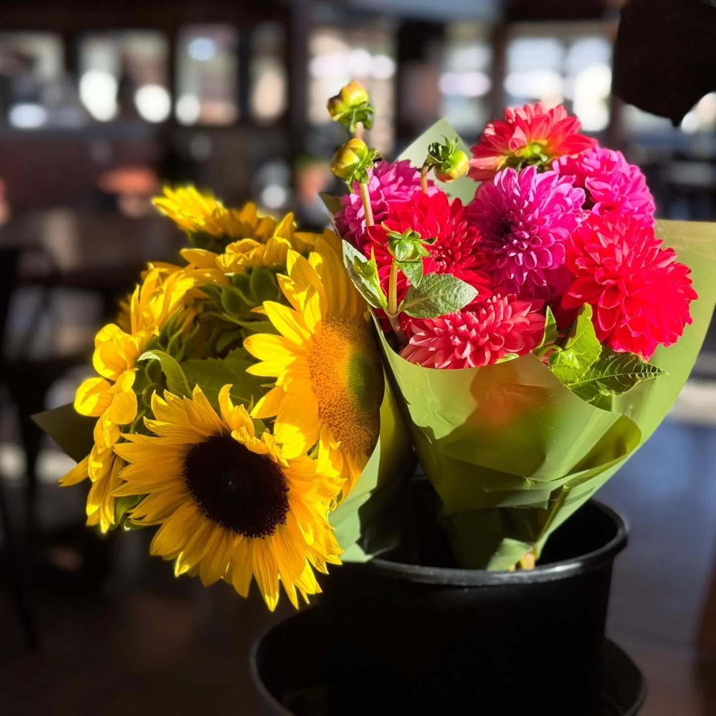 Flowers are known to stimulate the brain to release dopamine (pleasure), serotonin (mood boost), and oxytocin (connection). Hope these gorgeous flowers from Gorgeous Flowers brighten up your day!
#flowers #theartisanfarmernabiac #nabiac #barringtonco