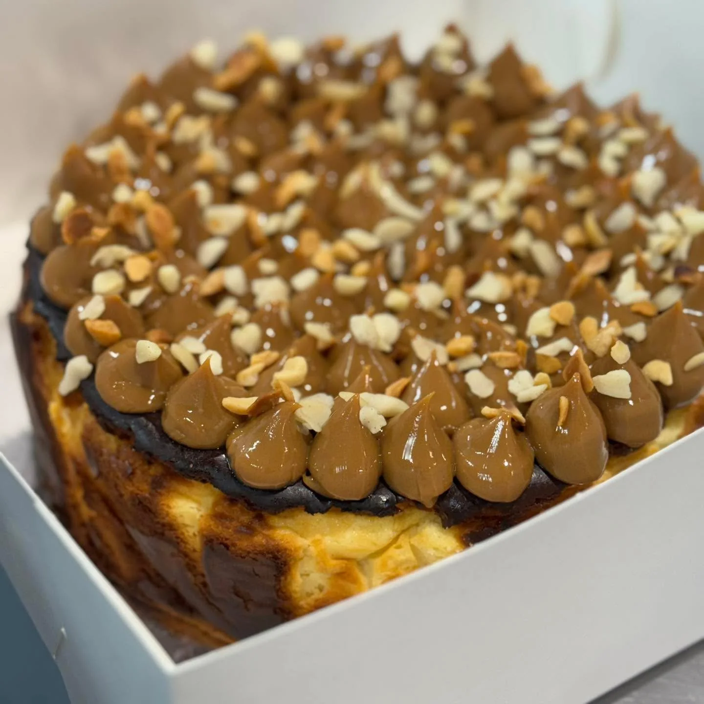 Private order Caramel Burnt Basque Cheesecake ready for Susan (and no, you can&rsquo;t all pretend to be Susan)!
#luckysusan #caramelcheesecake #theartisanfarmernabiac #midnorthcoastnsw #barringtoncoast