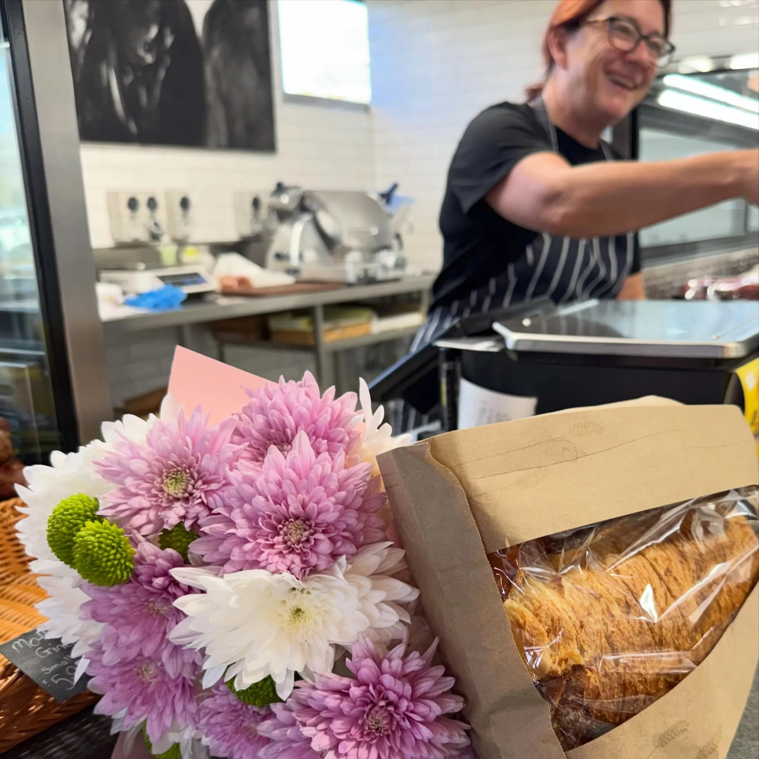 A touch of Sunday morning! Fresh sourdough bread, flowers, and a smile to go with it&hellip;

#theartisanfarmernabiac #nabiac #barringtoncoast #midnorthcoastnsw #sundaymorning